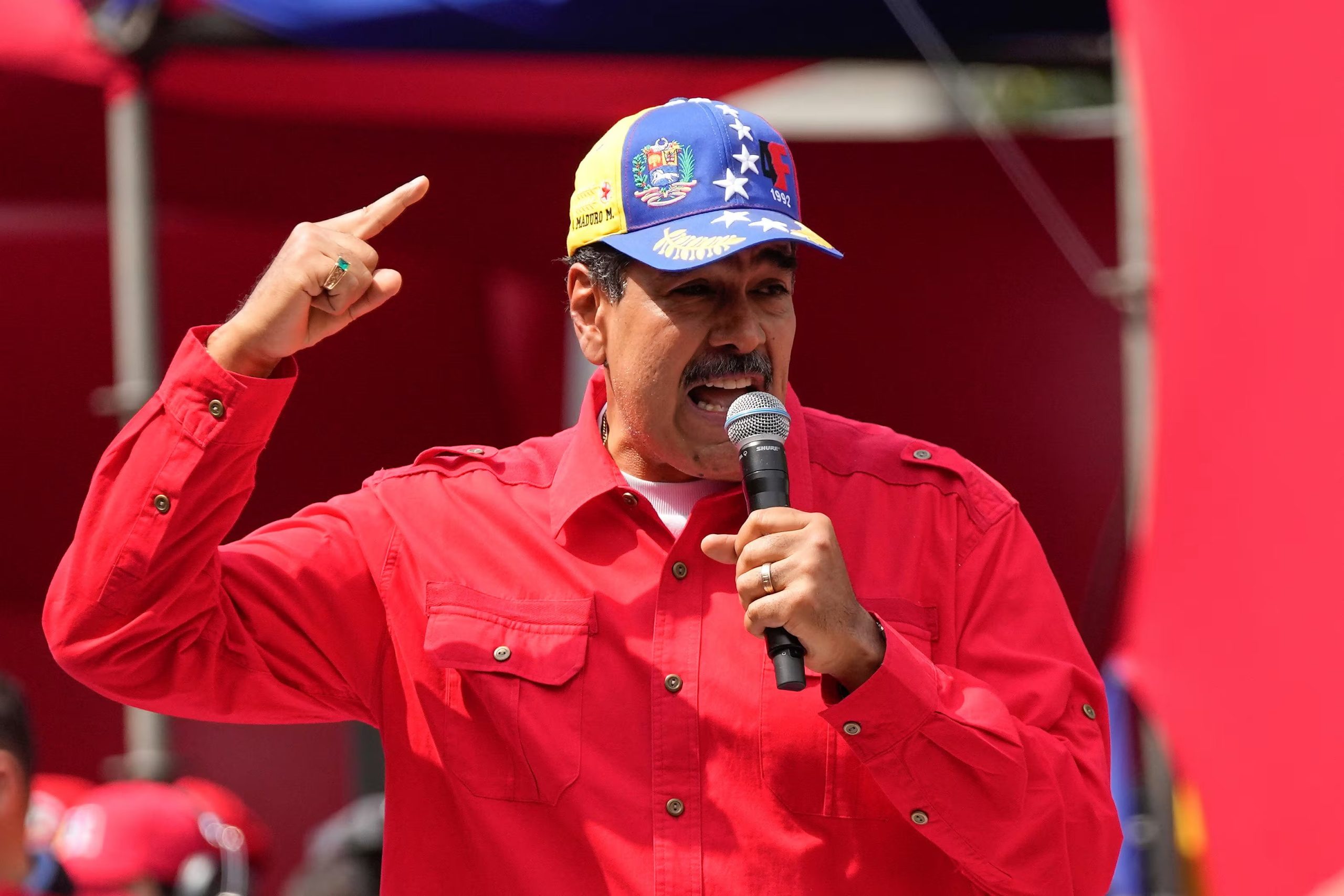 Nicolás Maduro actualmente enfrenta cargos ante la justicia de Estados Unidos, luego de ser extraído de territorio venezolano. - crédito AP Foto/Matías Delacroix, archivo)