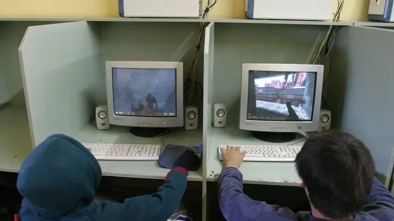 En los años 2000 el cyber se consolidó como espacio para utilizar computadoras con internet. Personas que no disponían del servicio en sus casas utilizaron la herramienta (Lm Neuquén)