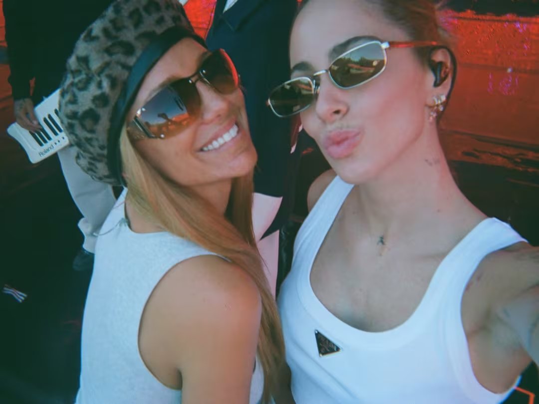 Tini Stoessel se toma una selfie con una fan emocionada, capturando la alegría de su concierto en Rosario.