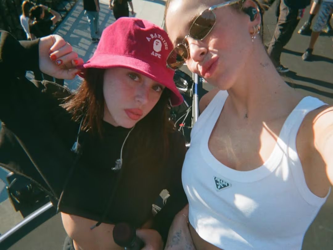 La cantante Tini Stoessel, junto a una amiga, posa para una selfie llena de energía antes de su esperado concierto en Rosario, mostrando su entusiasmo por el show.