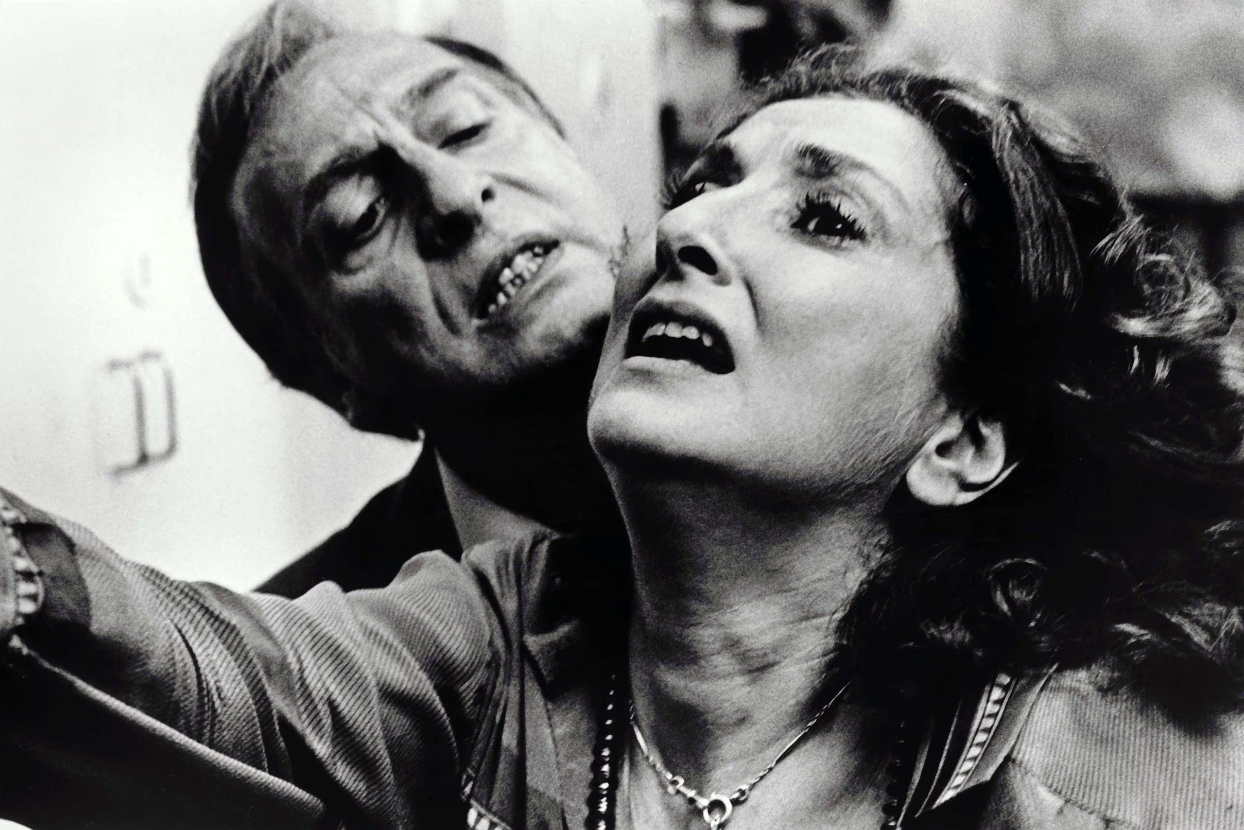 Norma Aleandro, recién llegada del exilio, interpretó el papel central con fuerte compromiso cívico vinculado a las Abuelas de Plaza de Mayo