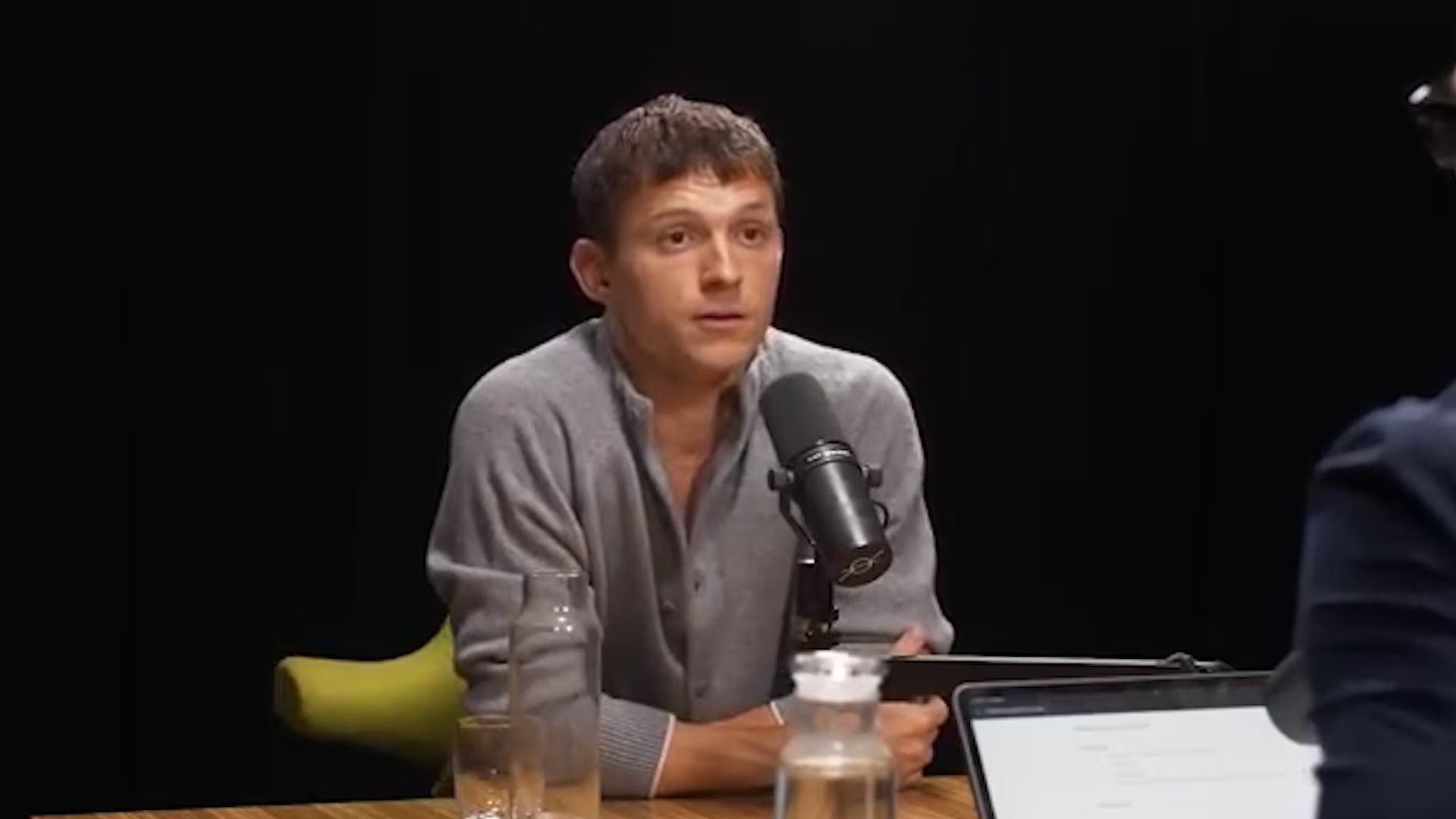 La charla clave entre Holland y Damon ocurrió en un contexto de alta presión y supuso un cambio en la manera de abordar los desafíos artísticos