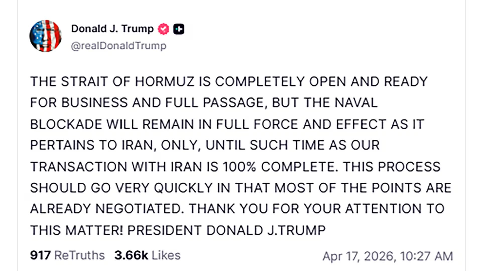 Una captura de pantalla muestra un tuit de Donald J. Trump con fecha del 17 de abril de 2026, donde anuncia la apertura del Estrecho de Ormuz mientras mantiene el bloqueo naval a Irán hasta completar una transacción.