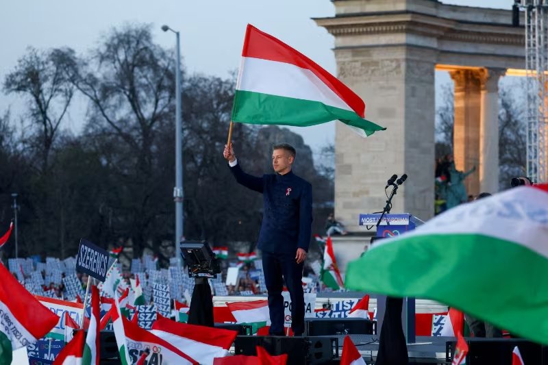 Según los sondeos, el partido Tisza, liderado por el dirigente conservador Péter Magyar, aparece por delante del Fidesz, la fuerza encabezada por el primer ministro Viktor Orbán (REUTERS)
