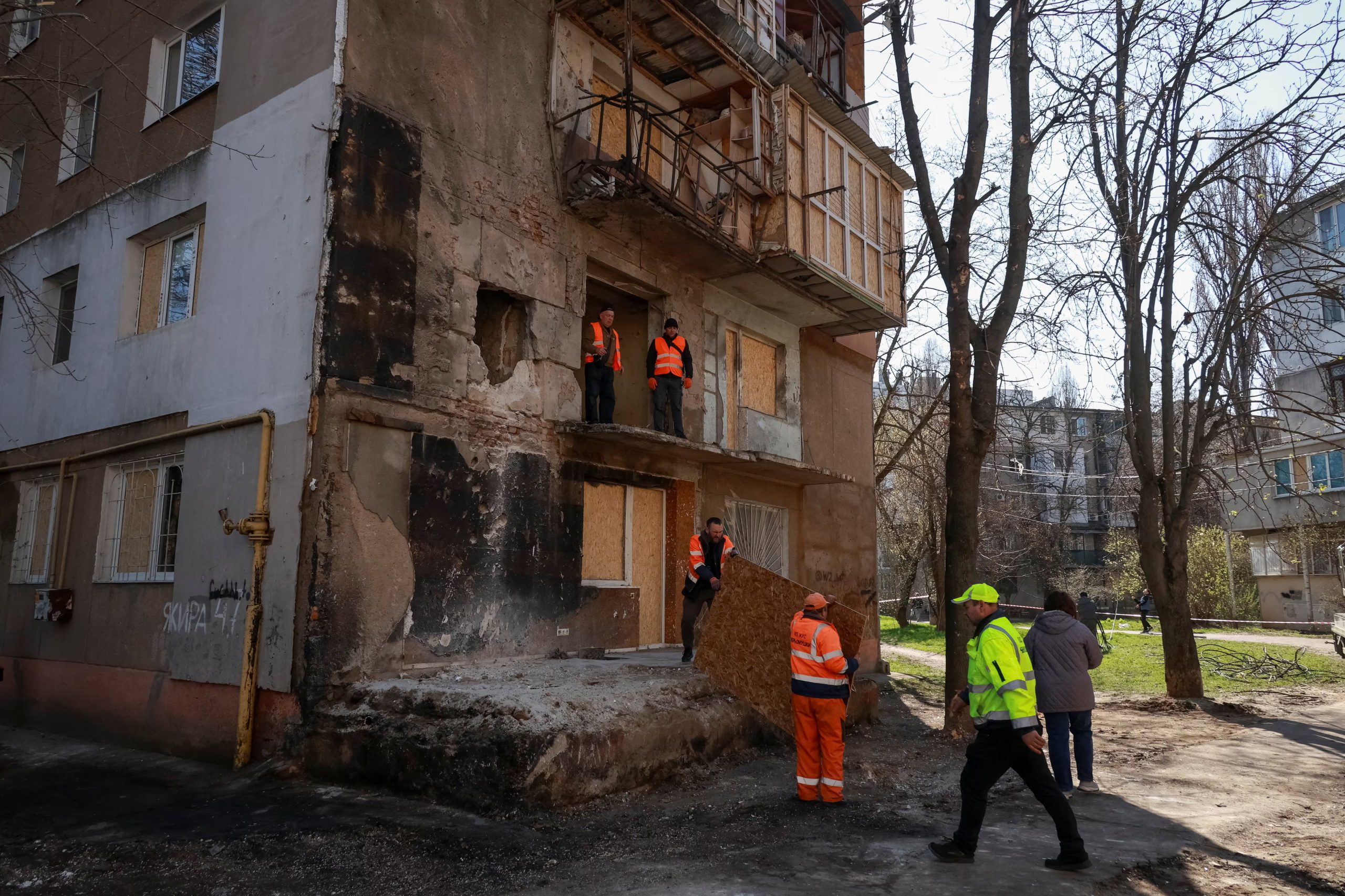 Trabajadores reparan ventanas en un edificio residencial dañado por un dron ruso en Odesa. El ataque nocturno dejó tres heridos en la región ucraniana. (Reuters/Nina Liashonok)