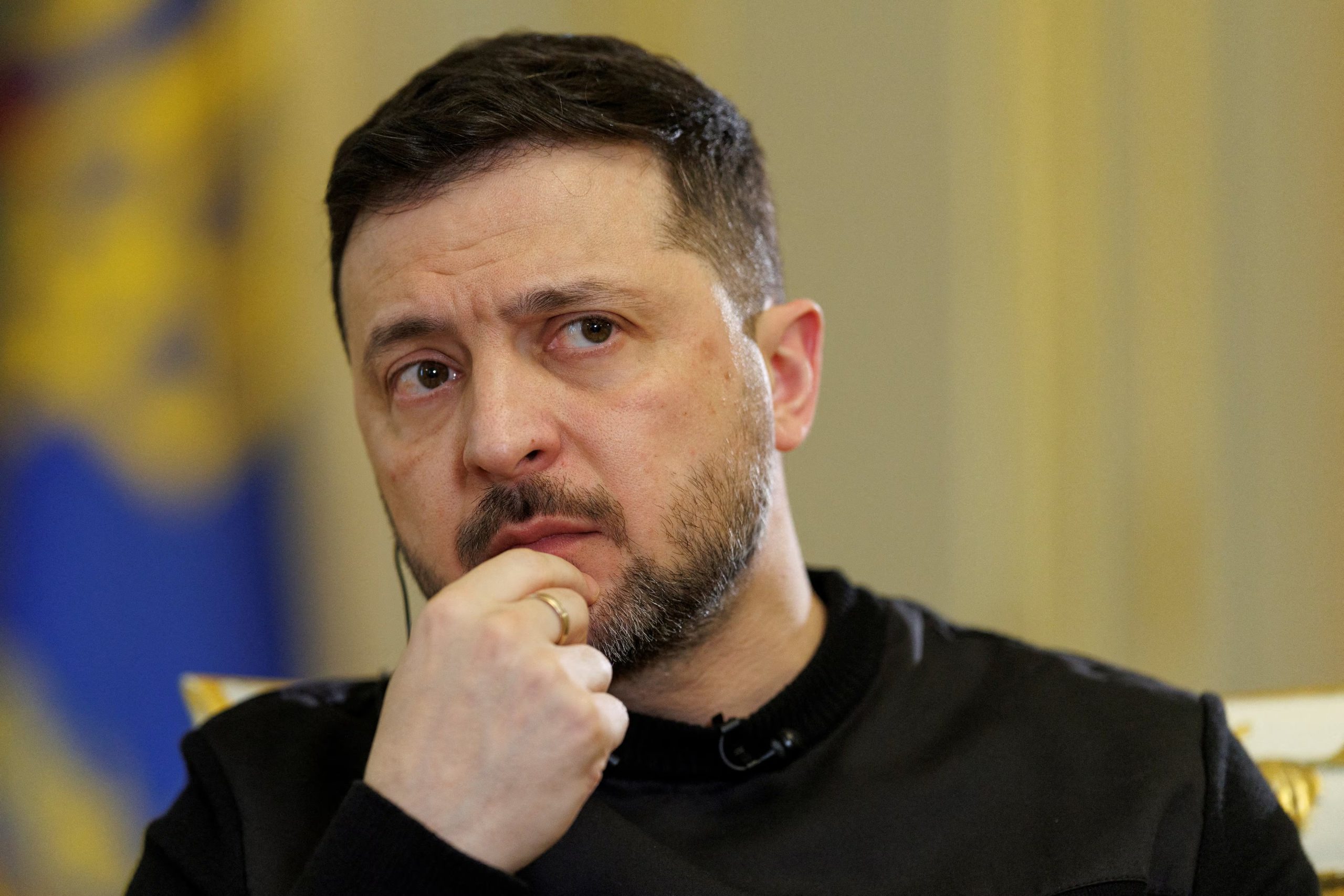 El presidente ucraniano Volodímir Zelenski, en Kiev. Su jefe de gabinete confirmó que aliados pidieron a Kiev suspender los ataques a refinerías rusas por el alza del precio del crudo. (Reuters/Valentyn Ogirenko/archivo)