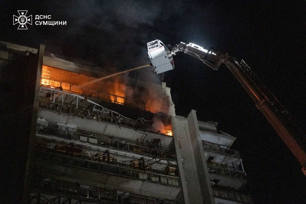 Bomberos trabajan para extinguir un incendio en un edificio de apartamentos alcanzado por un ataque de dron ruso, en el marco del ataque de Rusia contra Ucrania, en Sumy (REUTERS/Archivo)