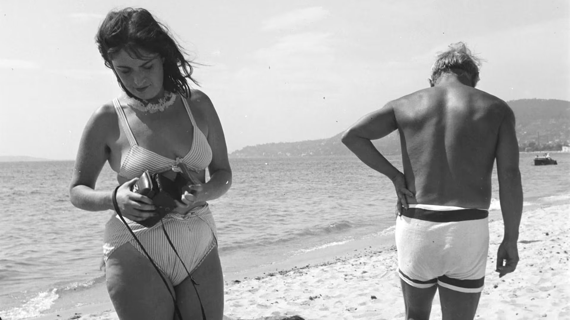 Dora Maar y Pablo Picasso en la playa, en septiembre de 1937 (Foto: Tate Modern Archive) 