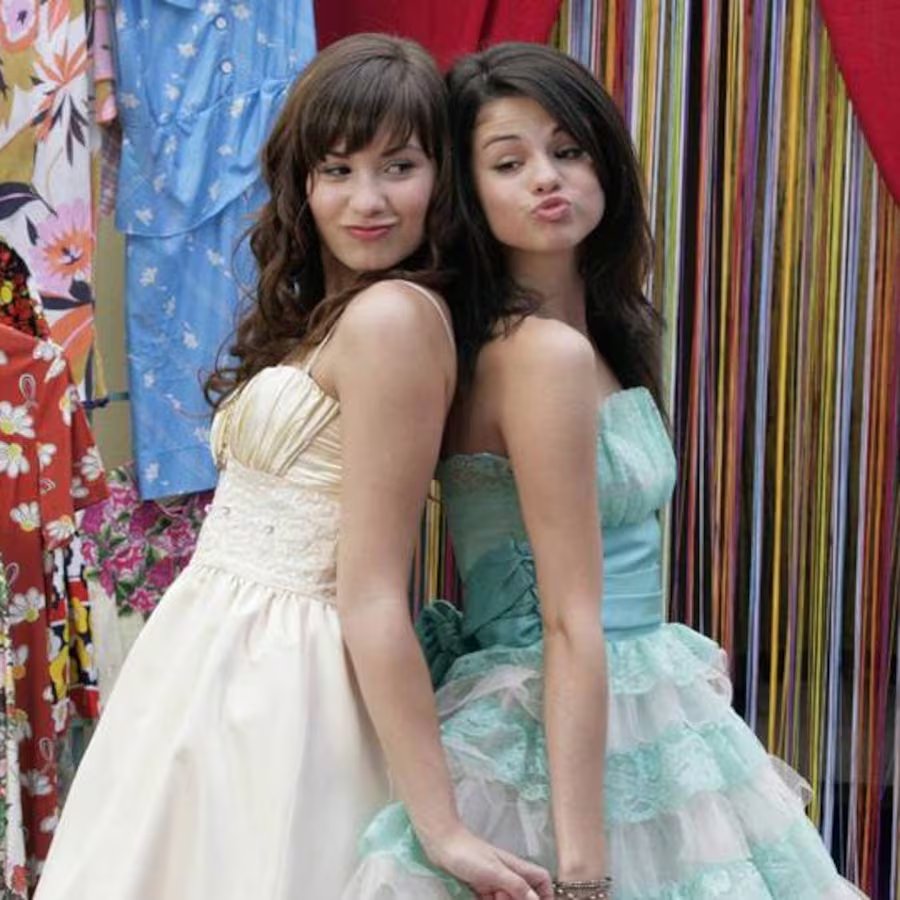 Ambas protagonizaron la película Princess Protection Program en 2009, uno de sus proyectos más recordados juntas.