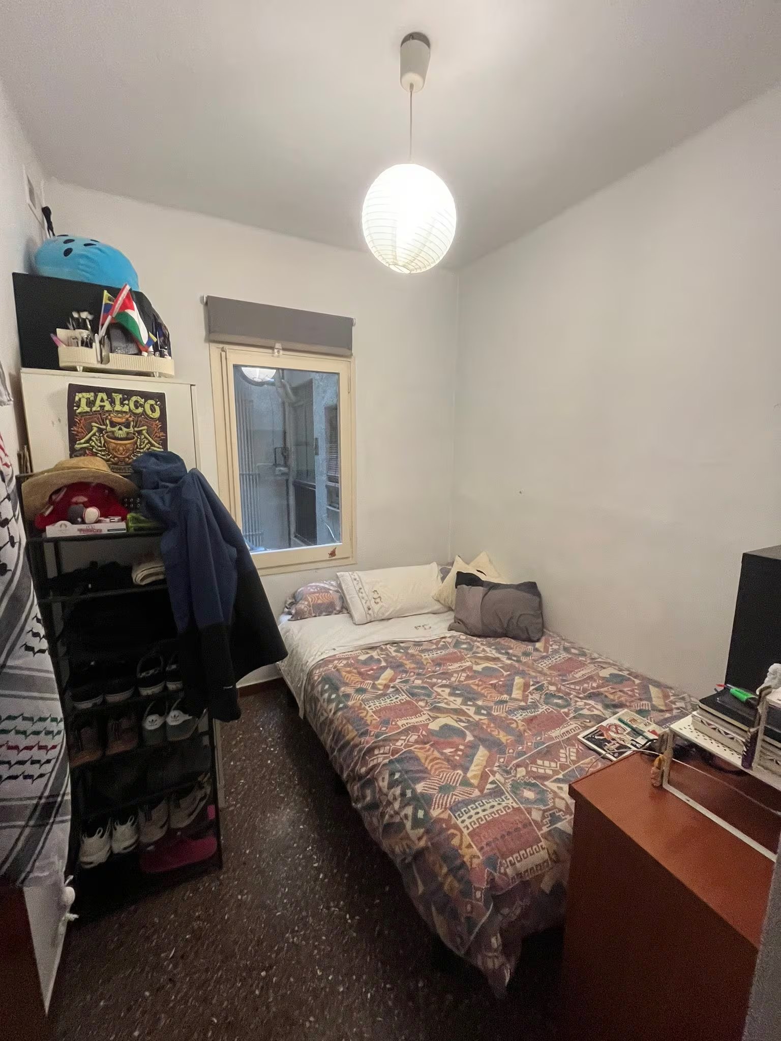 Habitación que se ofrece en alquiler por 420 euros al mes en Barcelona.