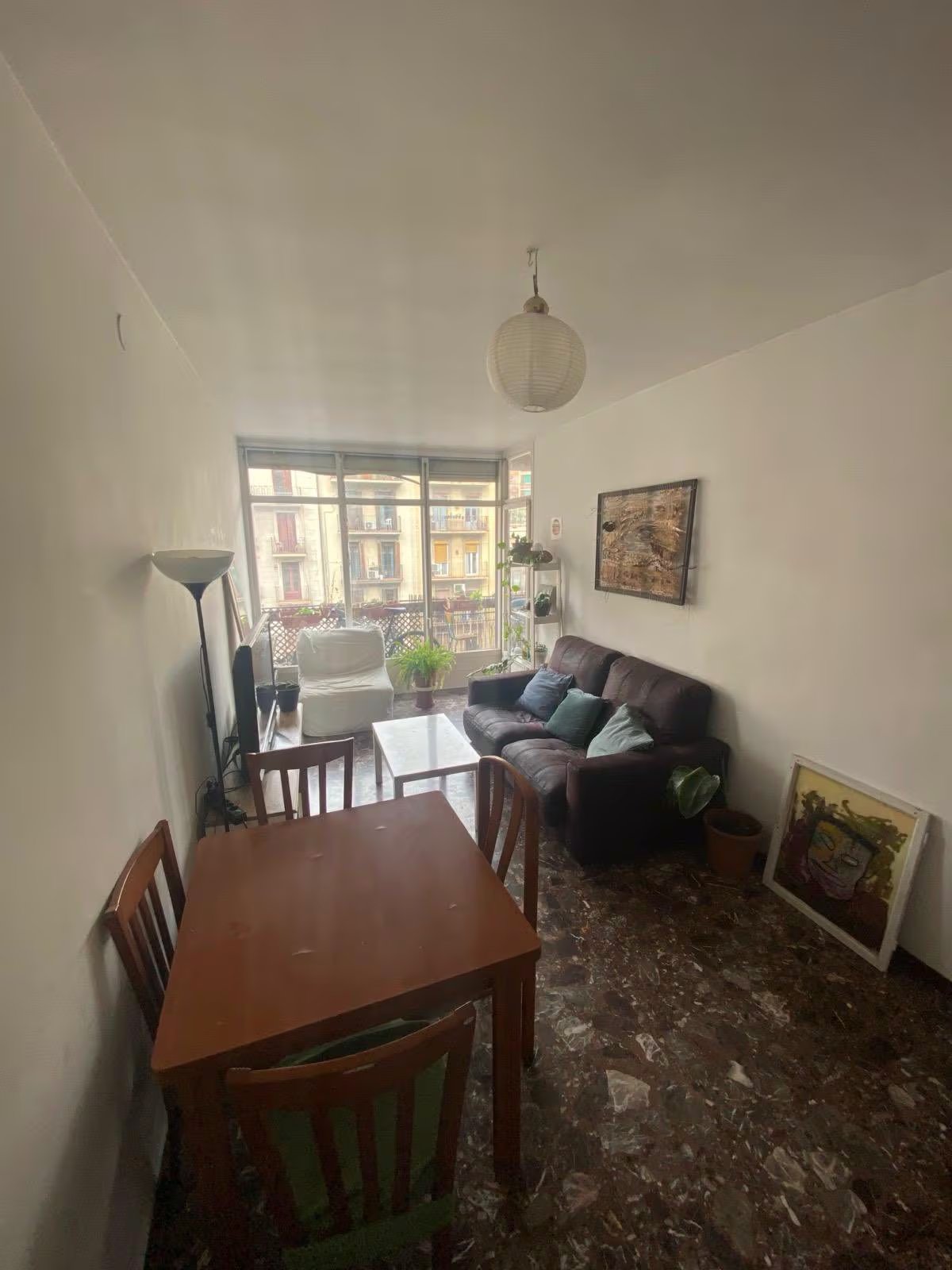 Salón del piso compartido en Barcelona donde se ha hecho viral el anuncio de alquiler.