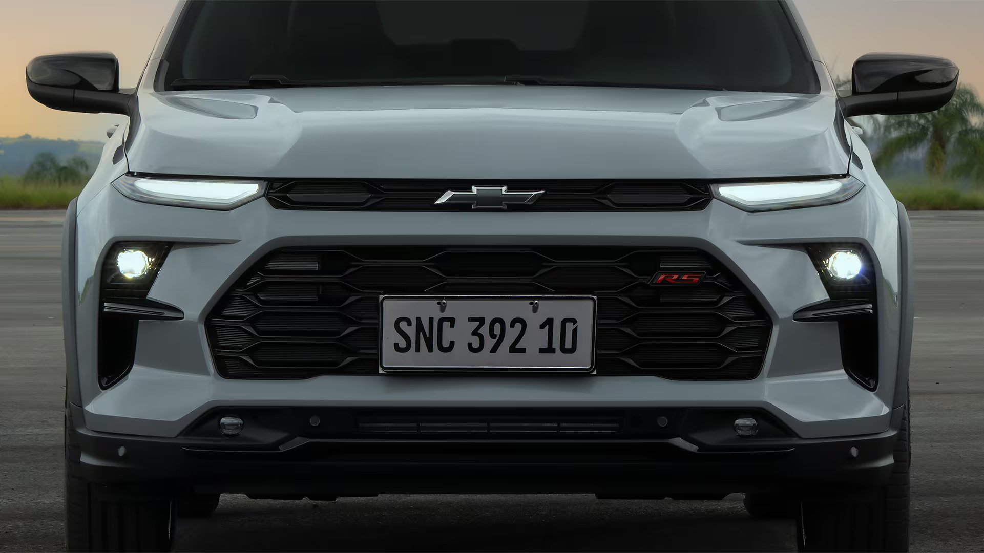 Con las primeras imágenes oficiales del Chevrolet Sonic, la marca muestra el nuevo logotipo ahora en negro en lugar del tradicional dorado. (General Motors Argentina)