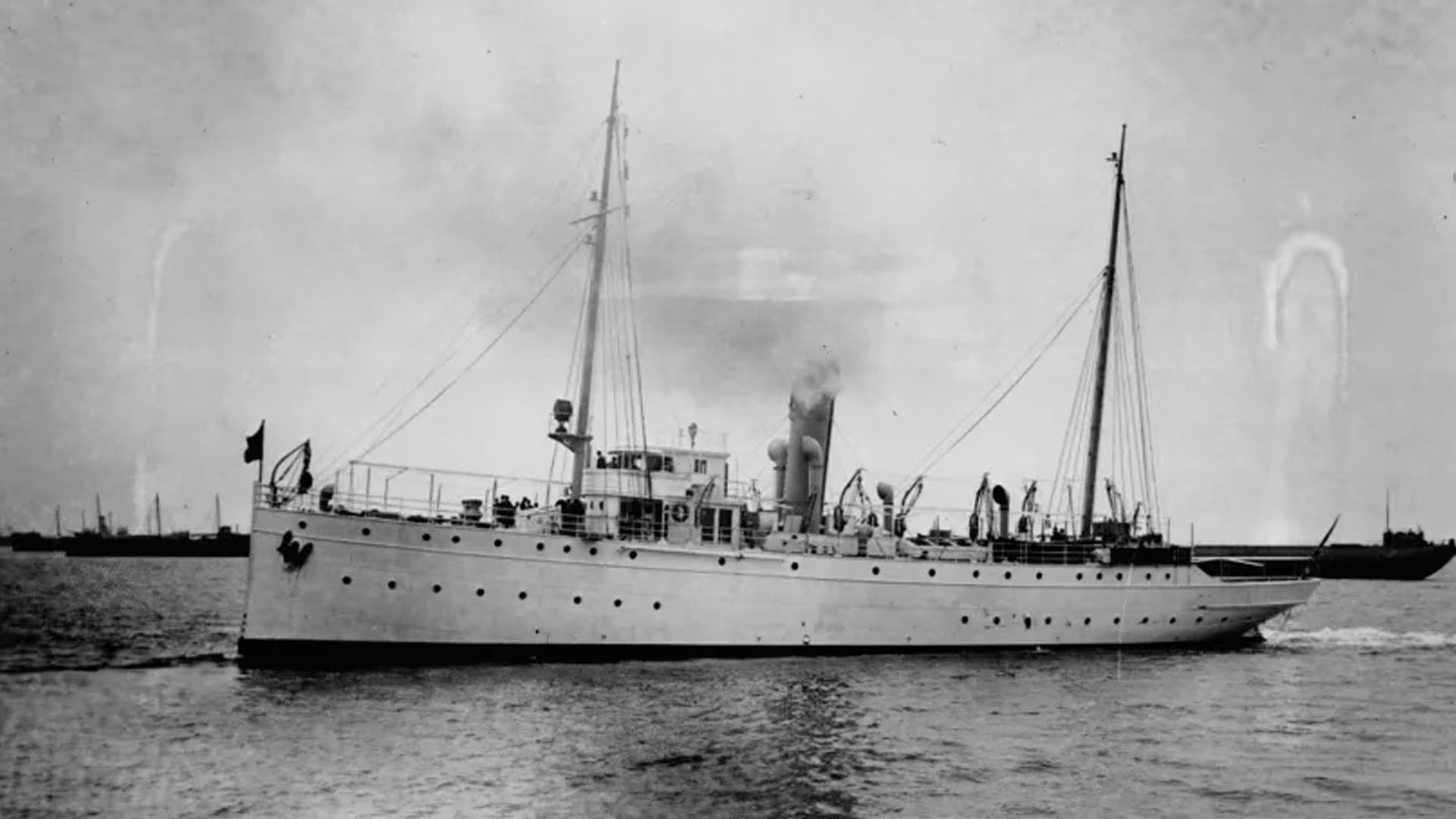 Una histórica imagen de un buque de la Guardia Costera de Estados Unidos en el agua, en relación con el hallazgo de los restos del mayor buque naval estadounidense perdido en la Primera Guerra Mundial. (U.S. Coast Guard)