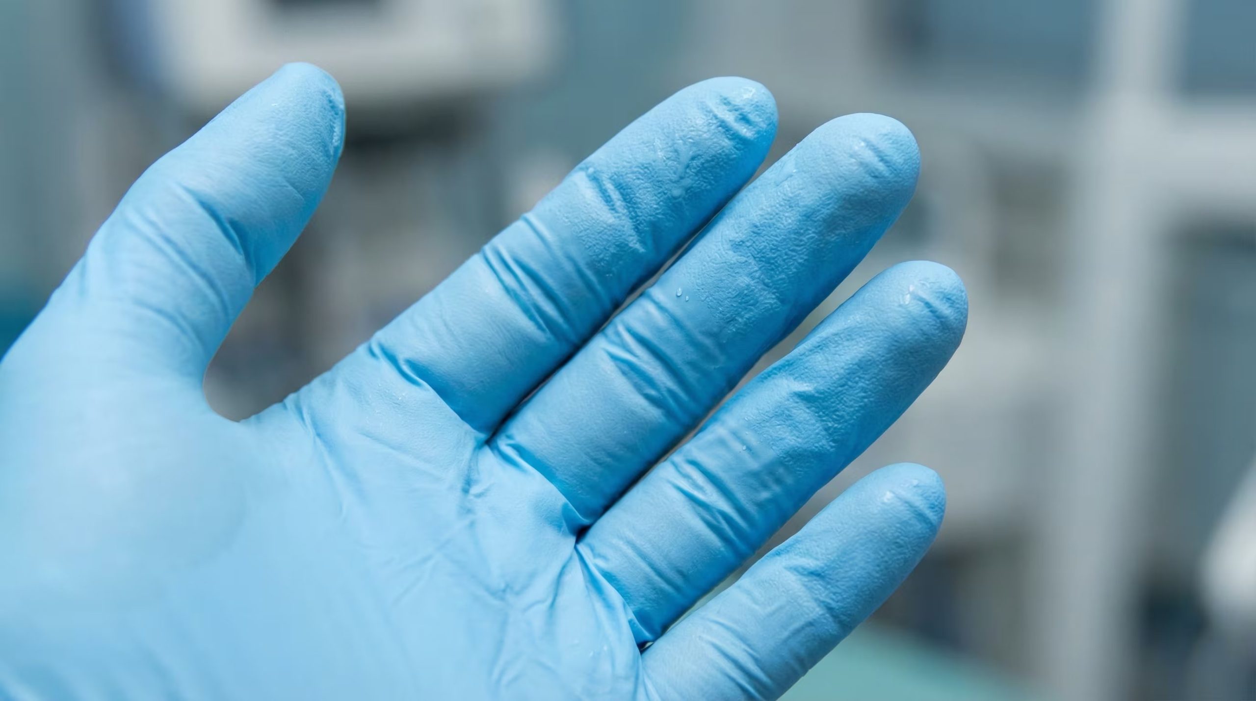 Un estudio de la Universidad de Michigan reveló que los guantes de laboratorio pueden contaminar y sobredimensionar los conteos de microplásticos en muestras ambientales (Imagen Ilustrativa Infobae)
