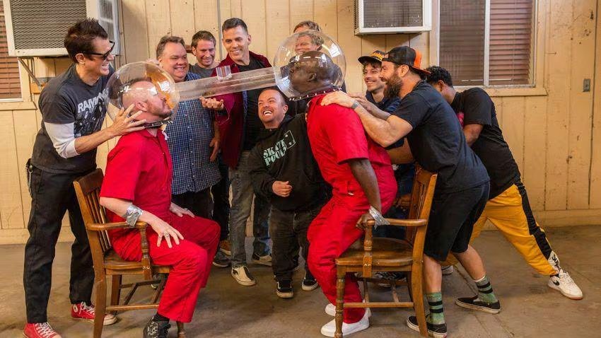 La franquicia Jackass, famosa por sus acrobacias extremas, enfrenta ahora críticas y debate en la industria sobre los límites del riesgo y la espectacularidad