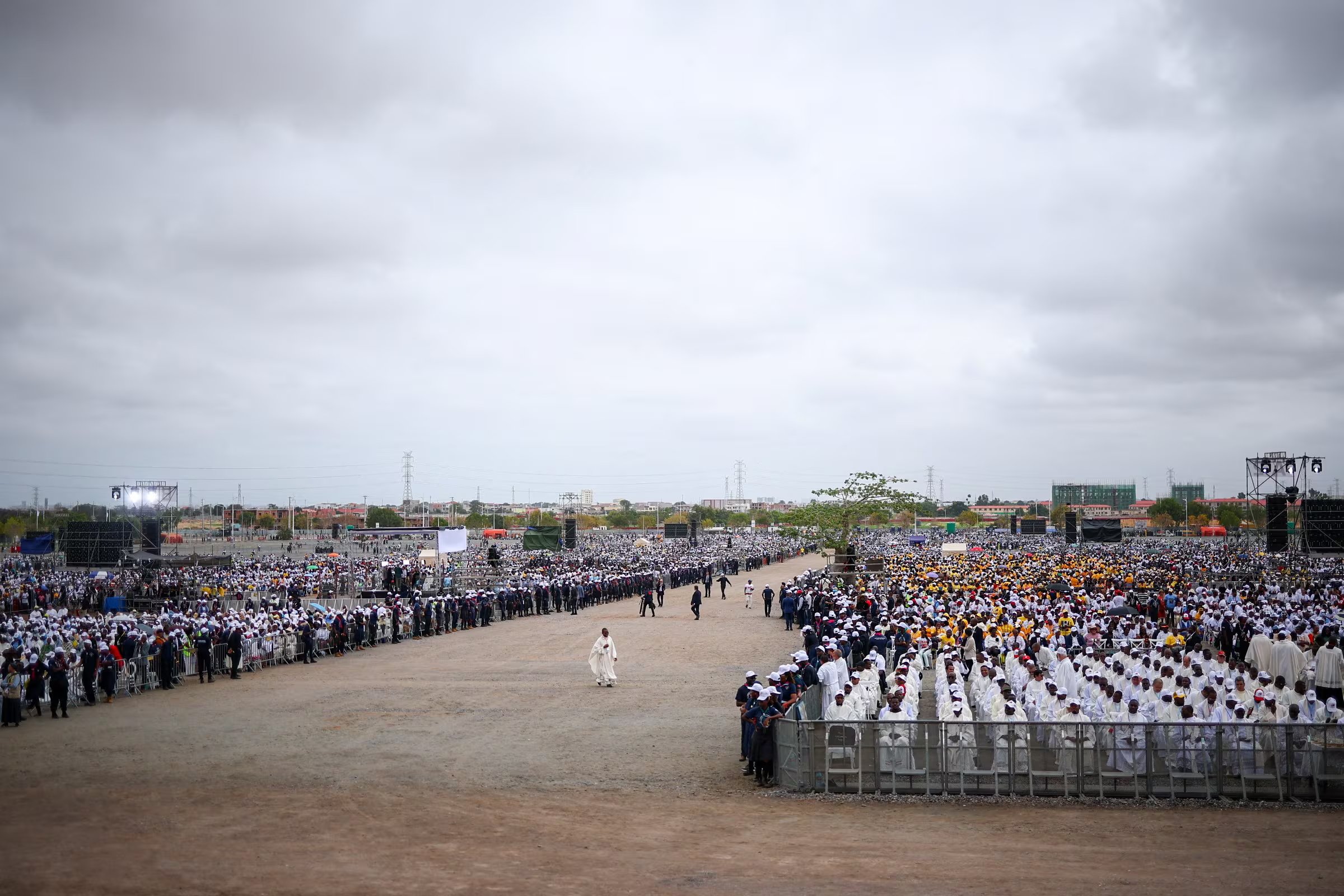 Fieles esperan el día en que el Papa León XIV celebrará la Santa Misa durante su viaje apostólico por África, en Kilamba, provincia de Luanda, Angola, 19 de abril de 2026. REUTERS/Guglielmo Mangiapane