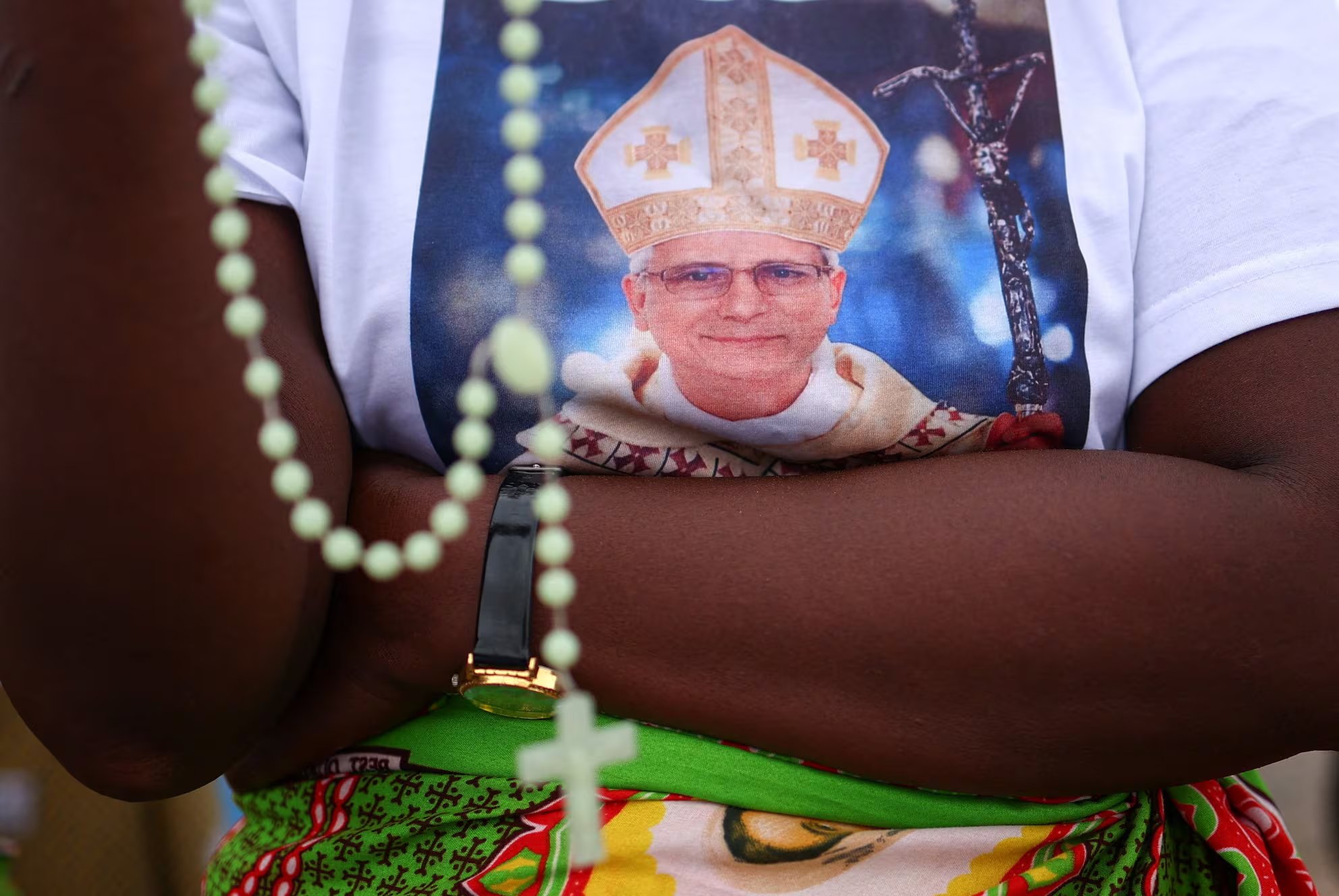 Una mujer con una camiseta con la imagen del Papa León XIV espera el día en que el Papa oficiará la Santa Misa durante su viaje apostólico por África, en Kilamba, provincia de Luanda, Angola, 19 de abril de 2026. REUTERS/Guglielmo Mangiapane