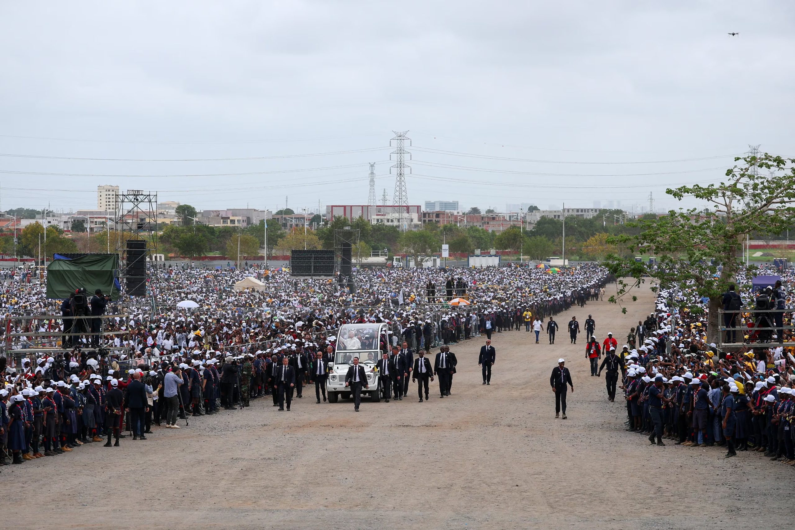 El papa León XIV saluda a los fieles desde el papamóvil a su llegada para oficiar una Santa Misa durante su viaje apostólico por África, en Kilamba, provincia de Luanda, Angola, el 19 de abril de 2026. REUTERS/Guglielmo Mangiapane