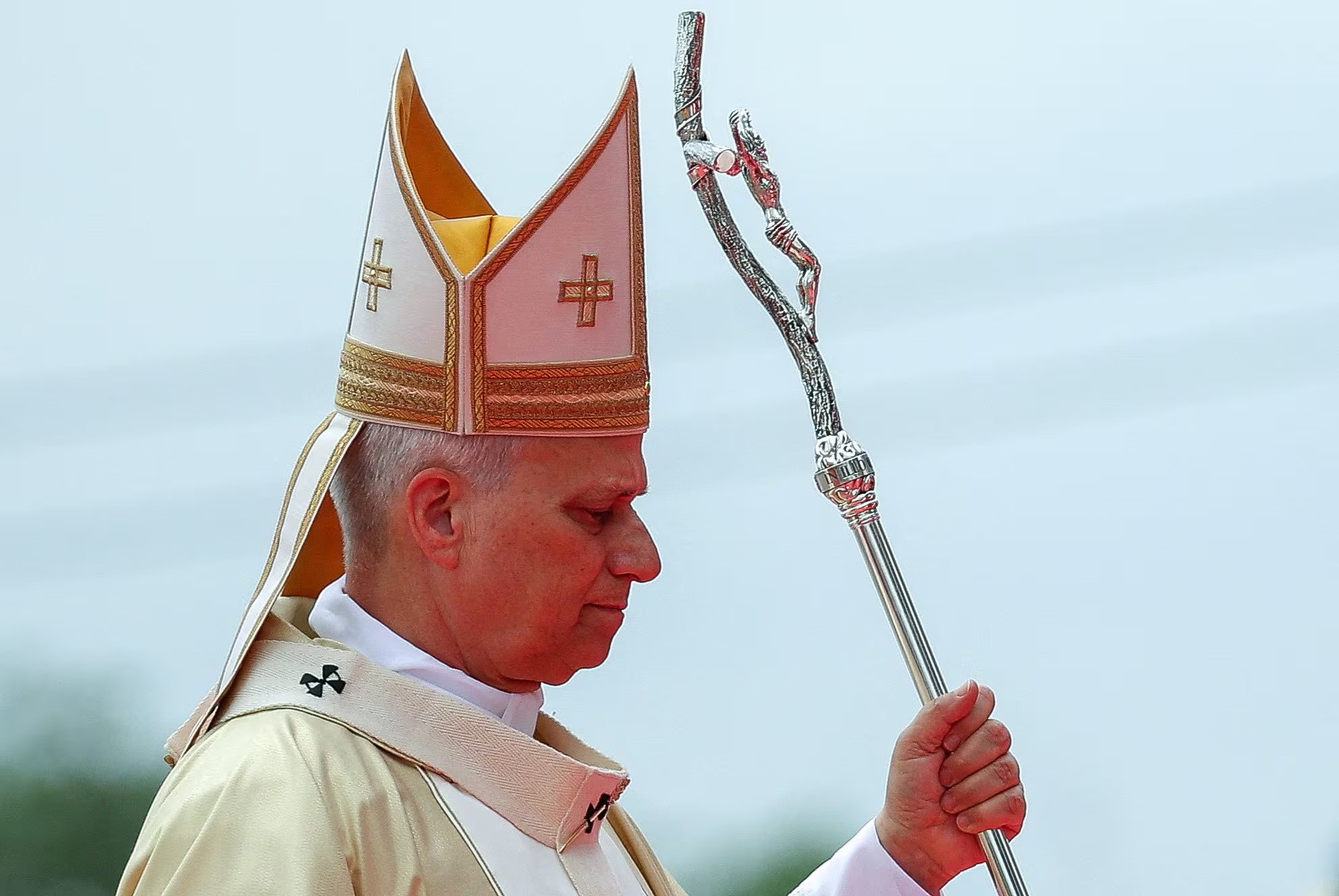 El papa León XIV llega para oficiar una Santa Misa durante su viaje apostólico por África, en Kilamba, provincia de Luanda, Angola, el 19 de abril de 2026. REUTERS/Guglielmo Mangiapane