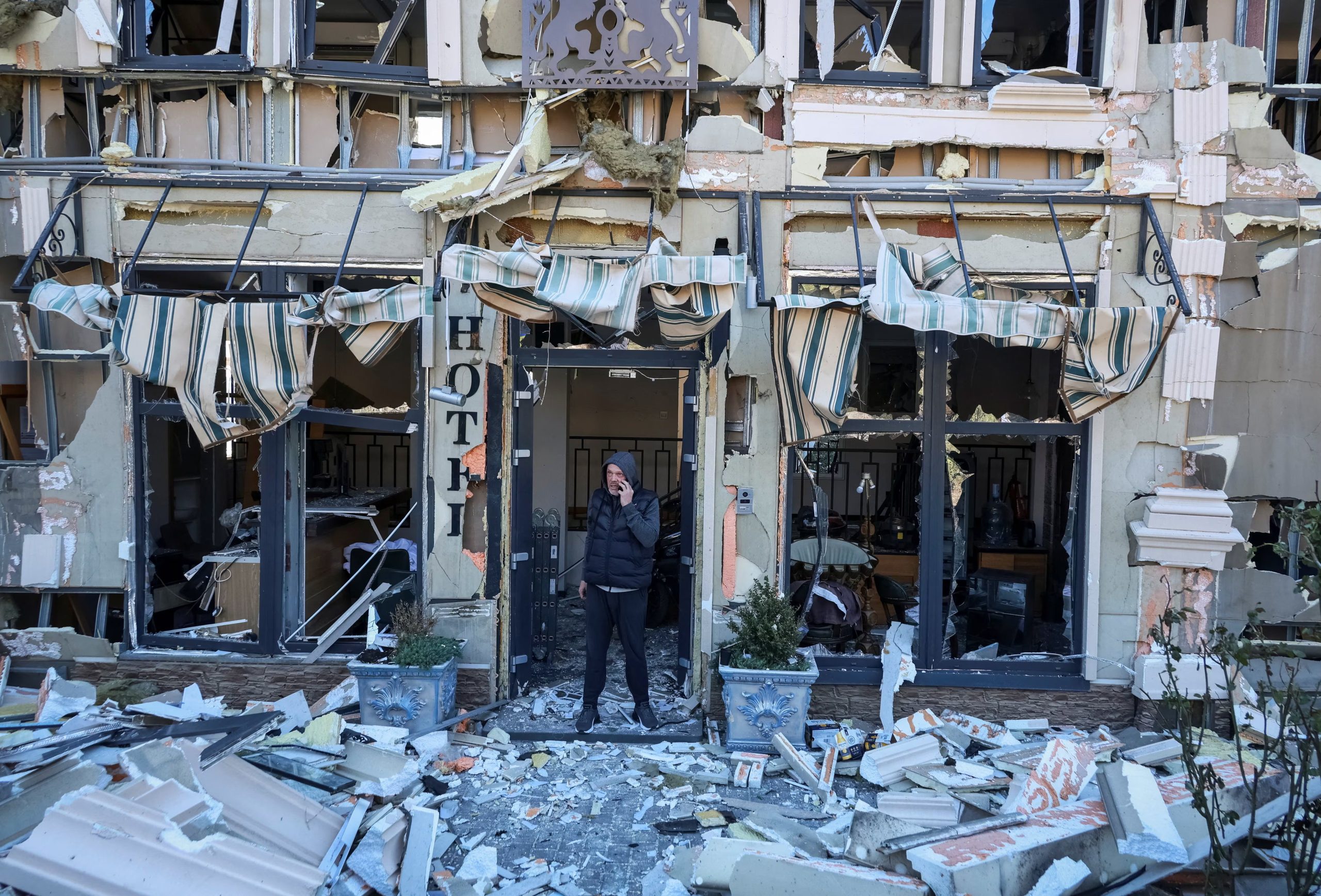 Un hombre permanece de pie en un hotel golpeado por un ataque de aviones no tripulados rusos, en medio del ataque de Rusia contra Ucrania, en Odesa, Ucrania. 27 de abril 2026. REUTERS/Nina Liashonok