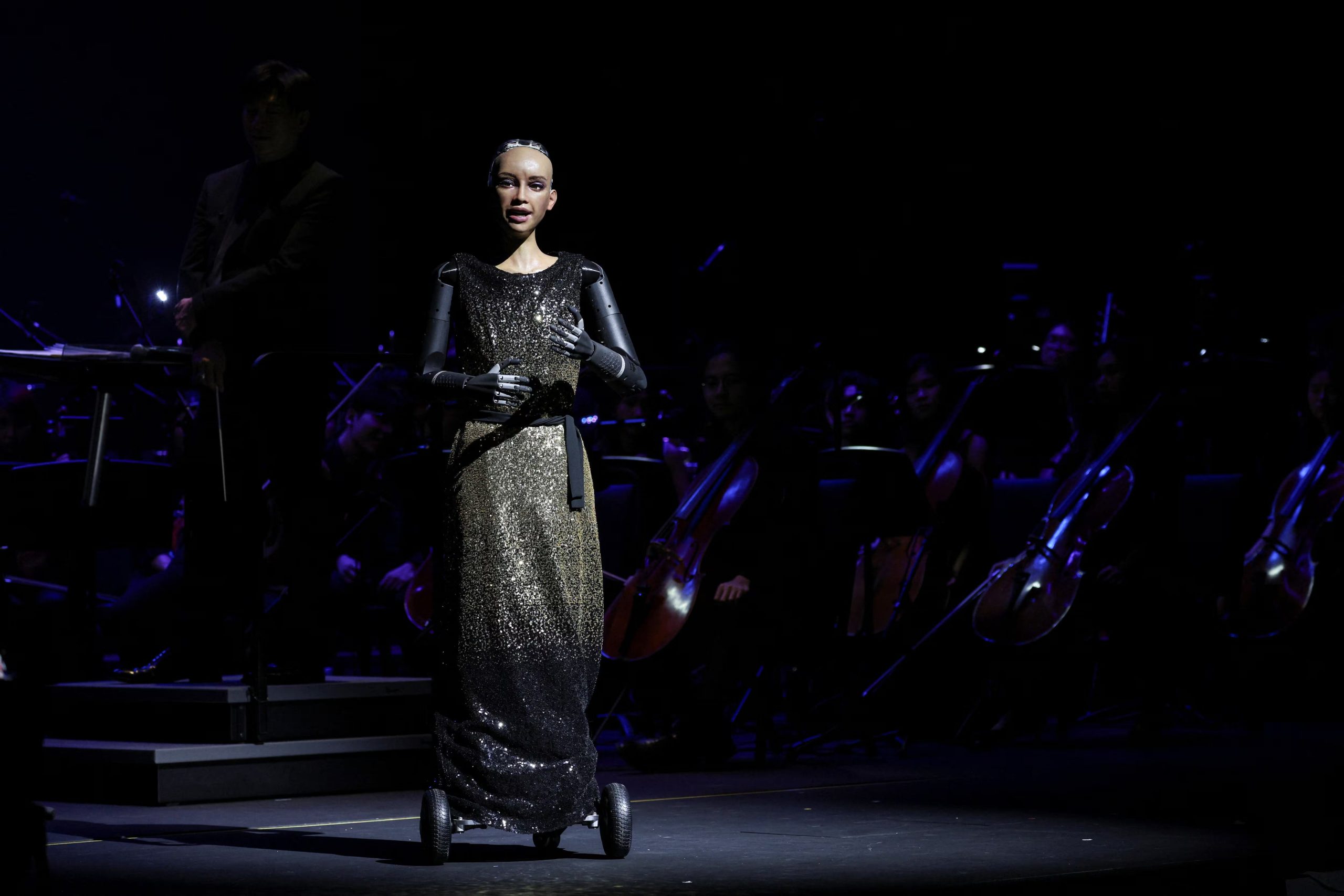 Concierto de robot humanoide llamó la atención del público. REUTERS/Tyrone Siu