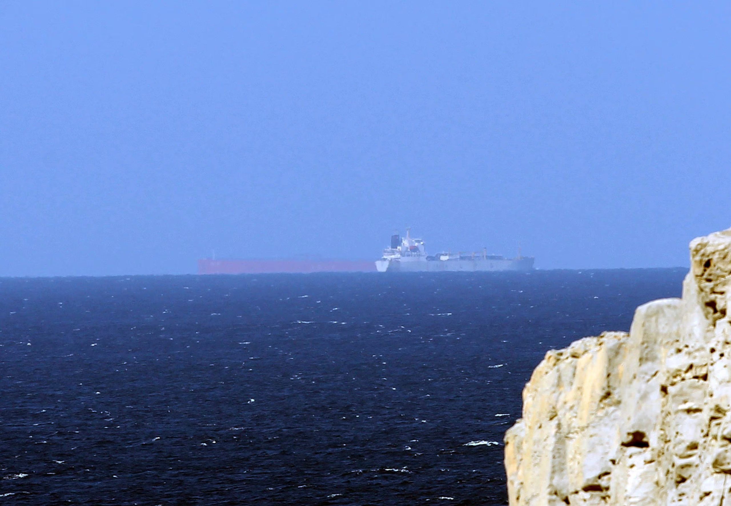 El paso marítimo conecta el golfo Pérsico con el golfo de Omán
