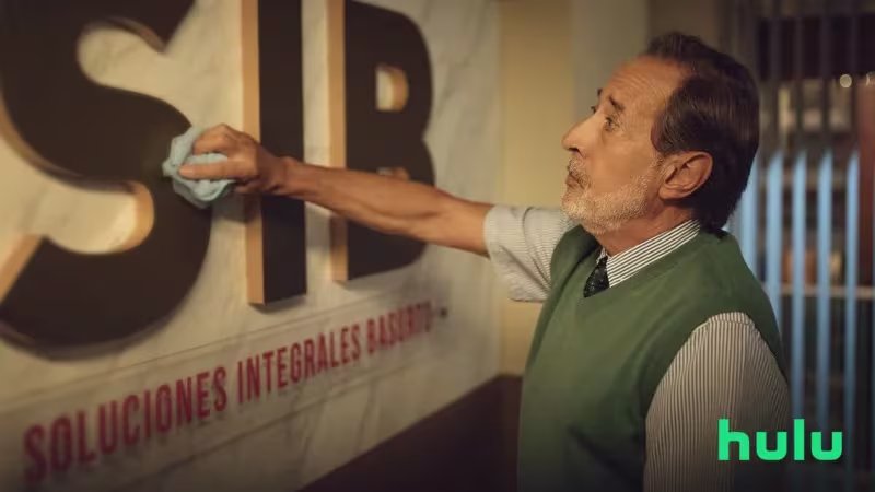 Eliseo Basurto, interpretado por Guillermo Francella, evoluciona de encargado de edificio a líder barrial y eje narrativo en la nueva temporada de El encargado. (Disney+)