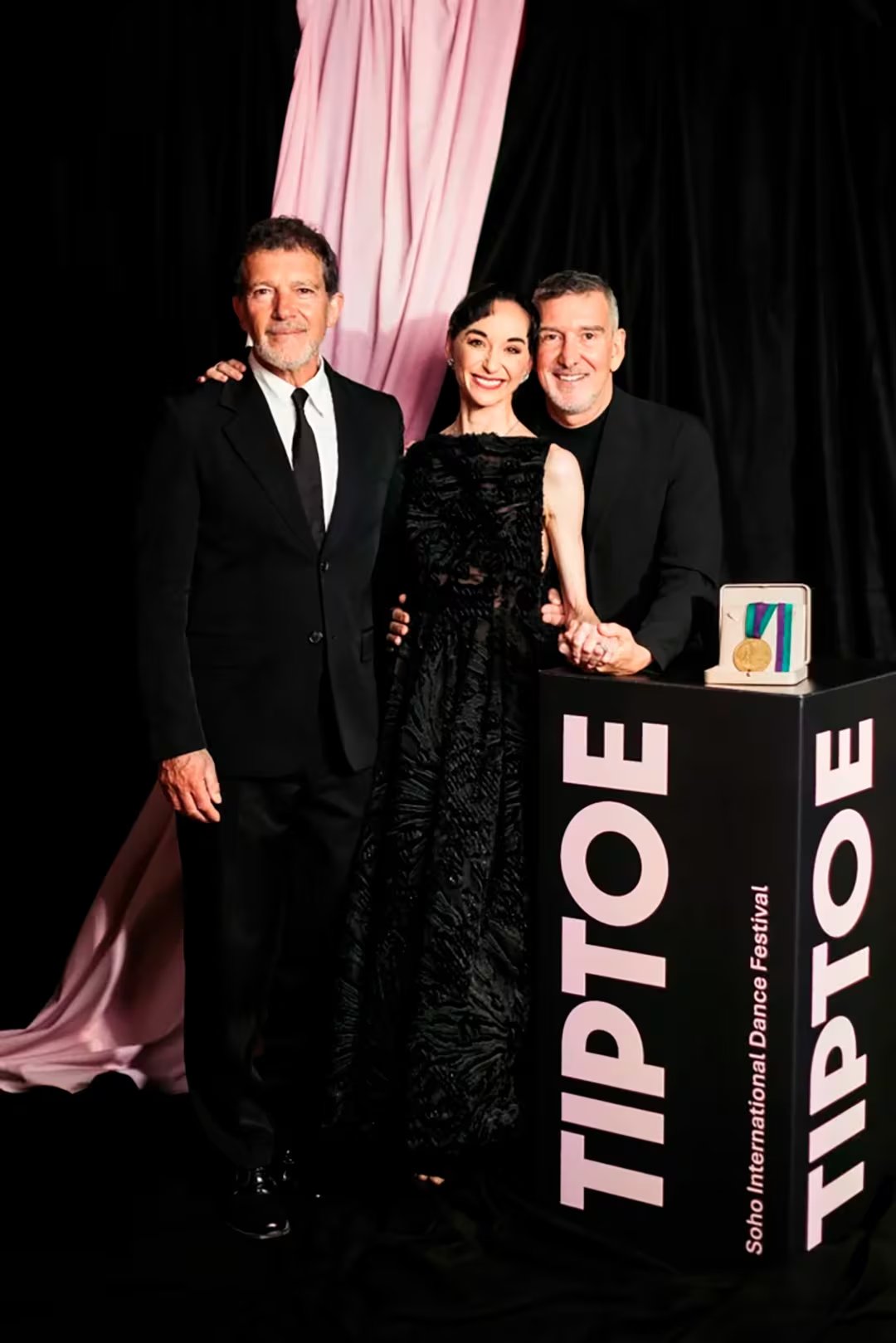 Antonio Banderas y Lucía Lacarra entregaron a Julio Bocca el premio Tip Toe en el festival internacional de danza de Málaga