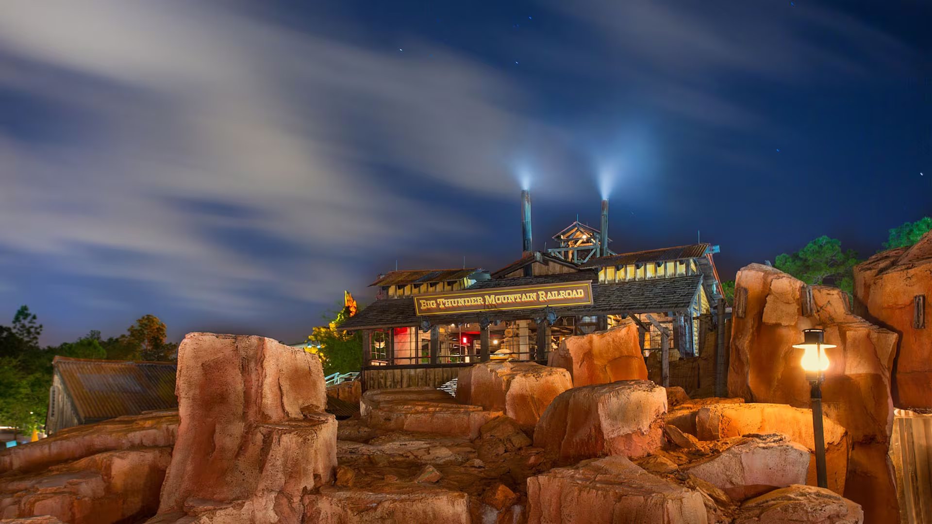El requisito de altura para acceder a Big Thunder Mountain Railroad se redujo de 102 a 97 centímetros tras la renovación, ampliando el acceso a familias con niños pequeños. (Disney World)