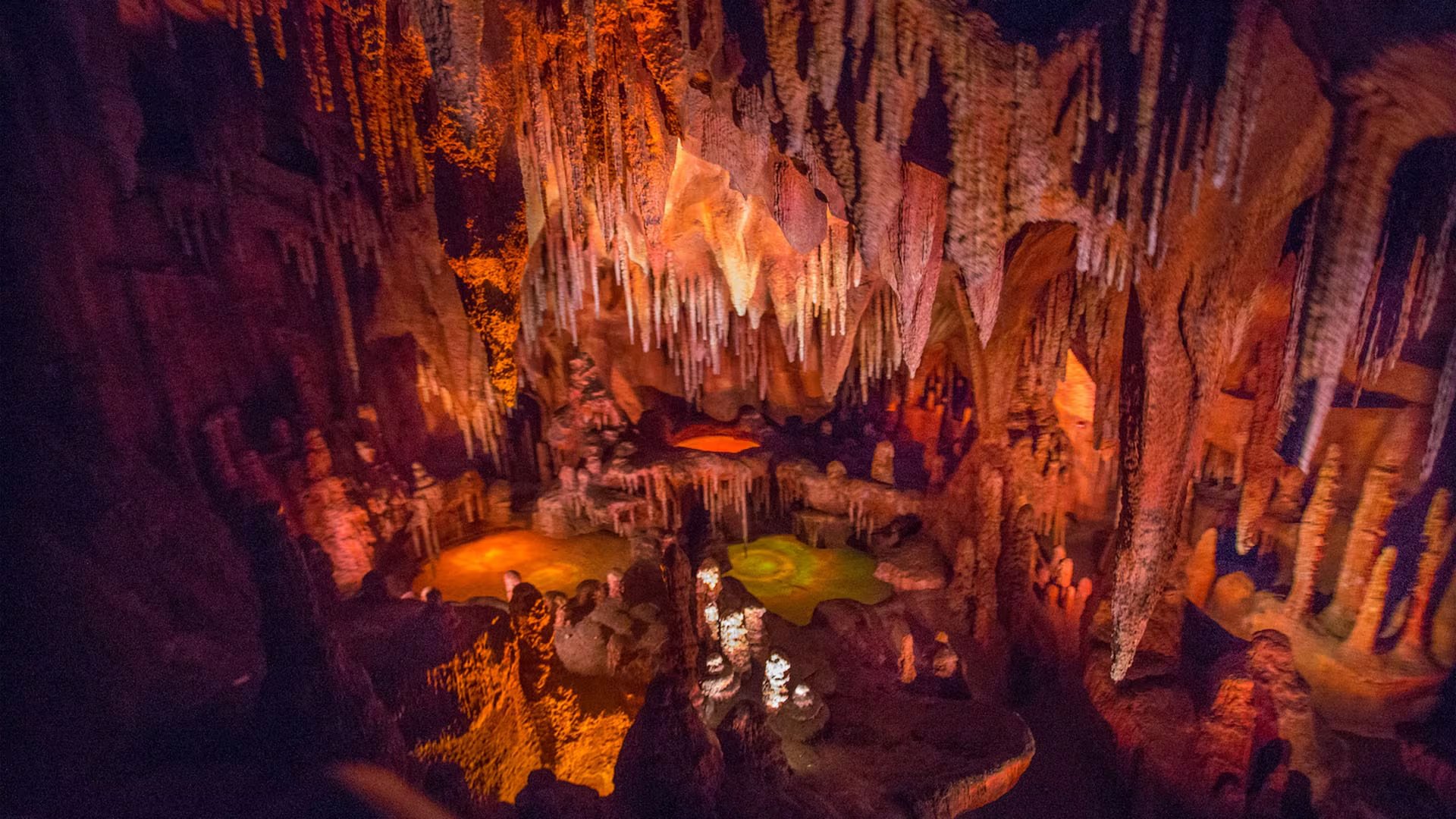 La nueva sección de Rainbow Caverns suma cavernas subterráneas con efectos lumínicos, reforzando la ambientación minera de la atracción en Walt Disney World. (Disney World)
