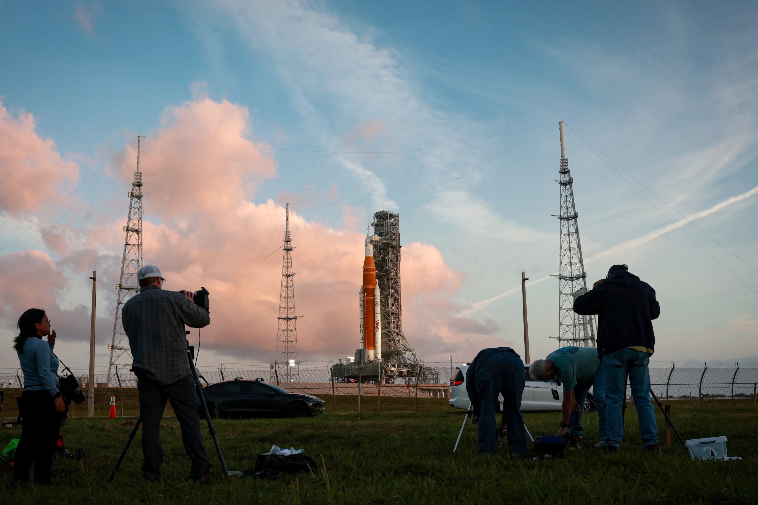 La NASA y expertos recomiendan ubicar puntos de observación abiertos, lejos de contaminación lumínica y con vista despejada al horizonte para disfrutar del evento astronómico (REUTERS/Brendan McDermid)