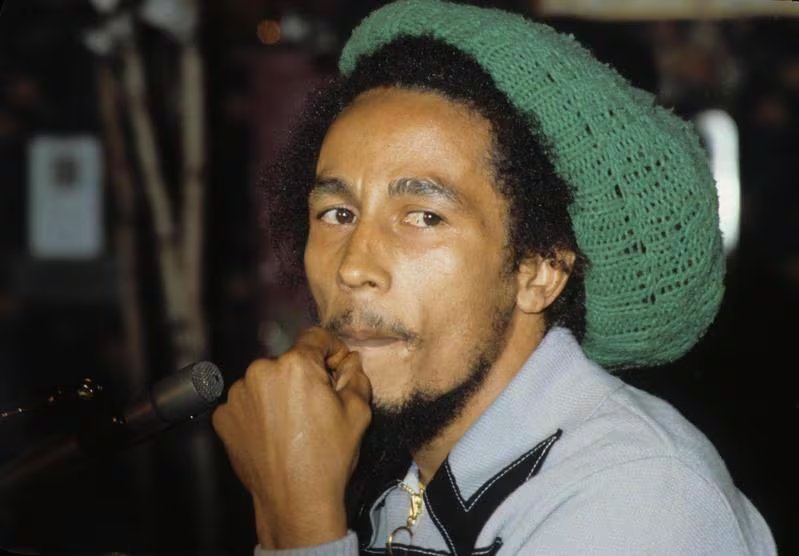 Memorabilia auténtica de Bob Marley es extremadamente escasa y valiosa debido a su impacto cultural global y su limitada presencia en el mercado
(Grosby)