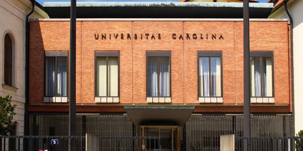 Figuras históricas como Jan Hus, Tomáš G. Masaryk y Albert Einstein formaron parte de la comunidad universitaria de la Universidad Carolina (Wikipedia)