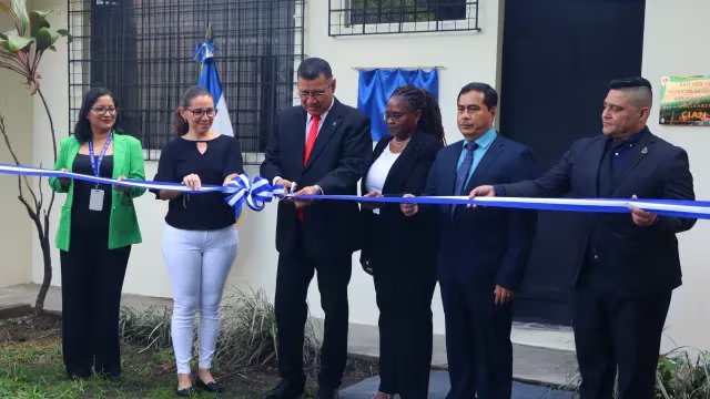 La inauguración del laboratorio coincidió con el primer congreso sobre metrología de radiaciones ionizantes y su impacto en la medicina y la industria salvadoreña. (Foto cortesía UES)