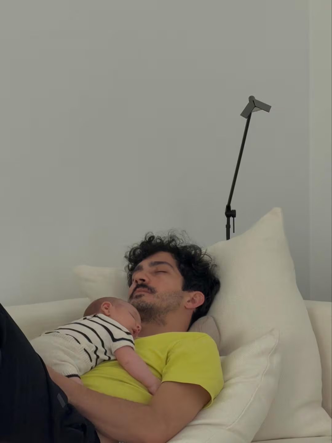 La pareja de la actriz y padre del bebé, Chino Darín, descansando con Dante dormido sobre su pecho, (Instagram)