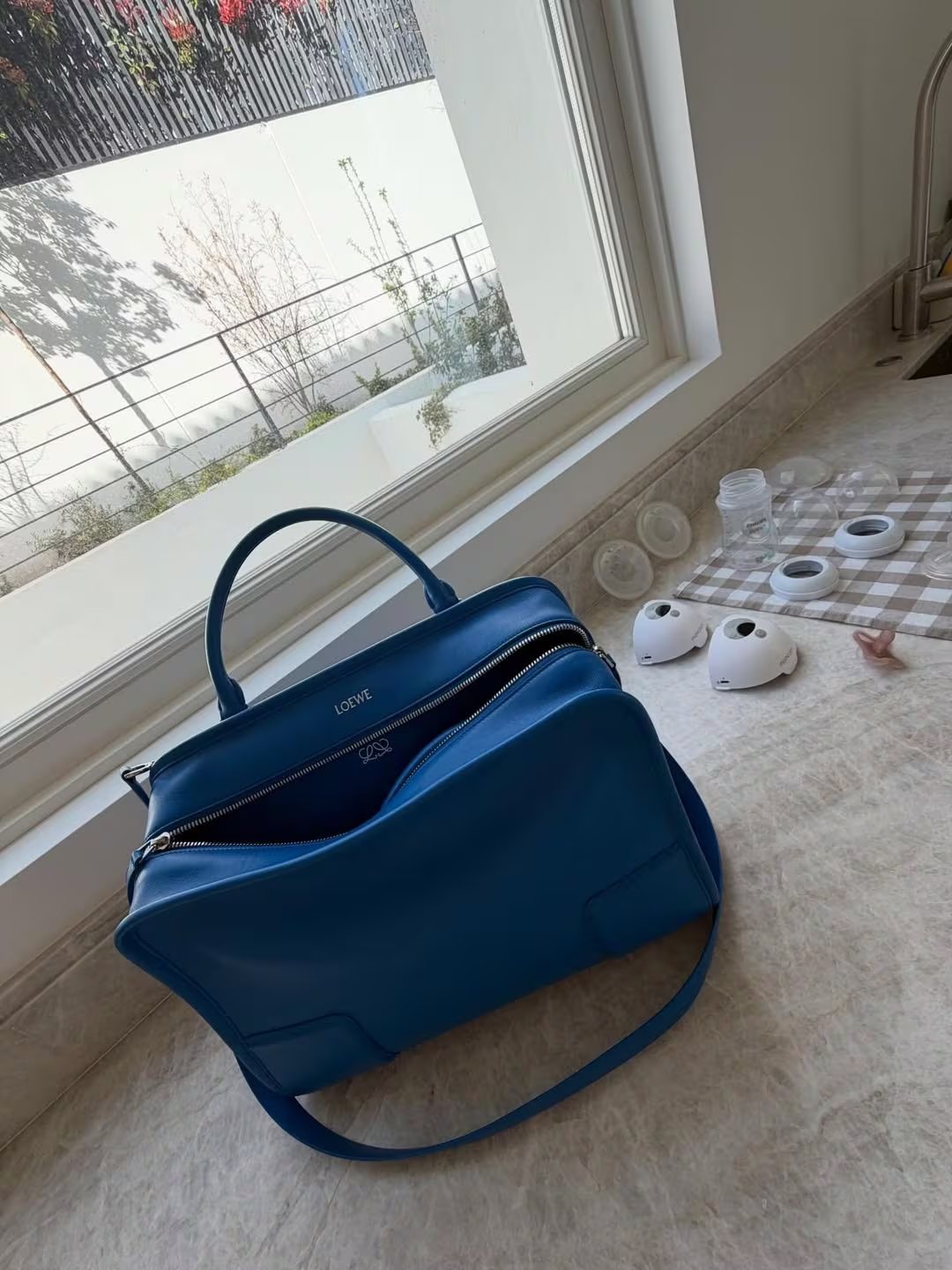 La rutina de la lactancia: mamaderas listas y bolso preparado en la cocina