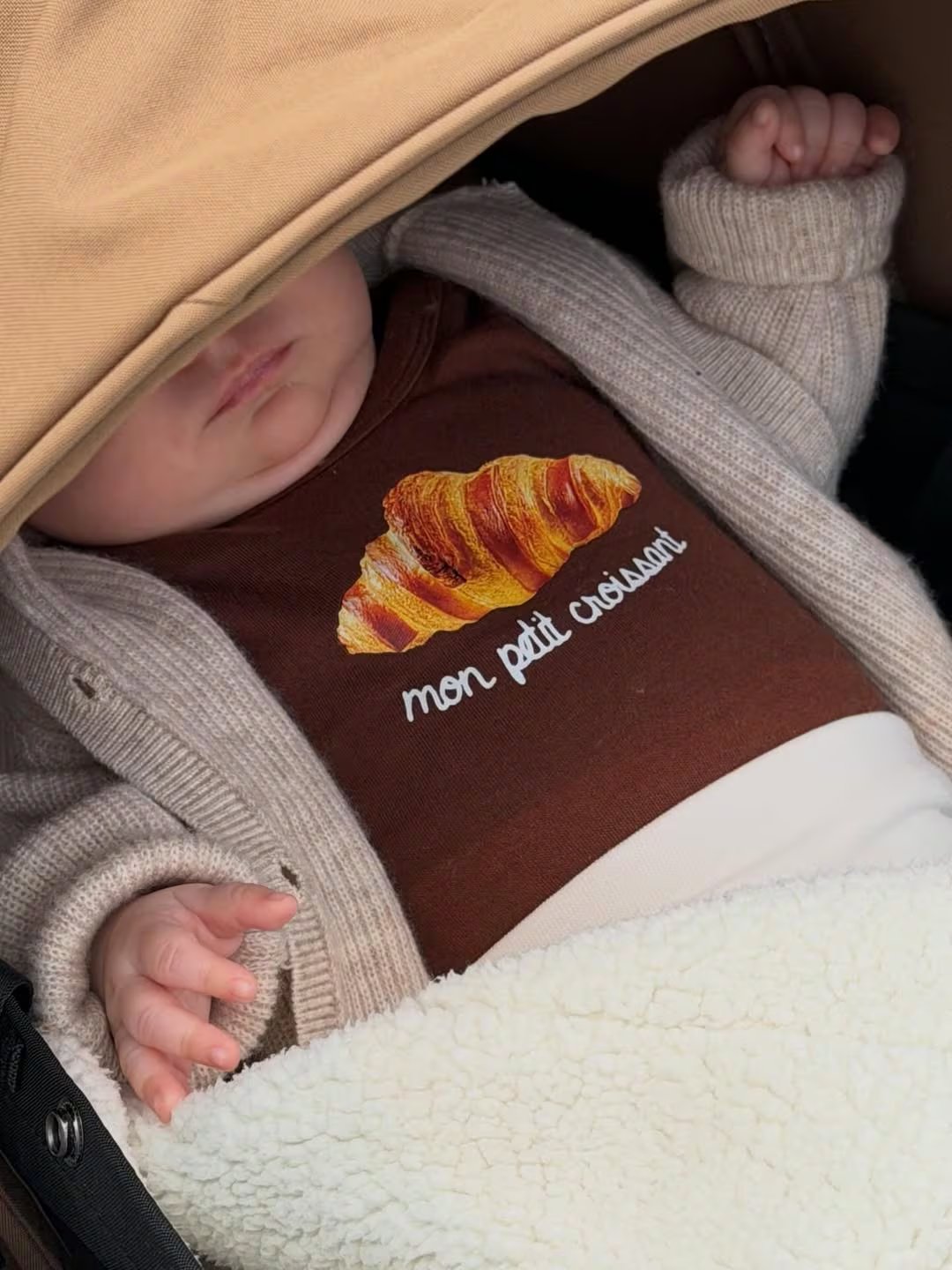 El body marrón de Dante, con la inscripción “mon petit croissant”, sumó un guiño tierno a la galería