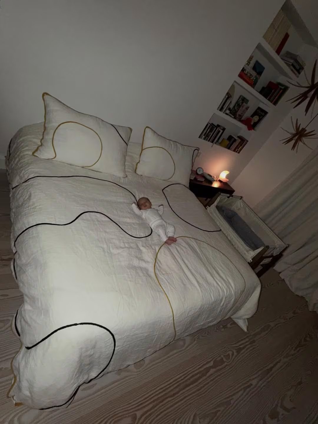 La pequeñez de Dante, recostado en la cama matrimonial, destaca la magnitud de este nuevo capítulo en la vida familiar