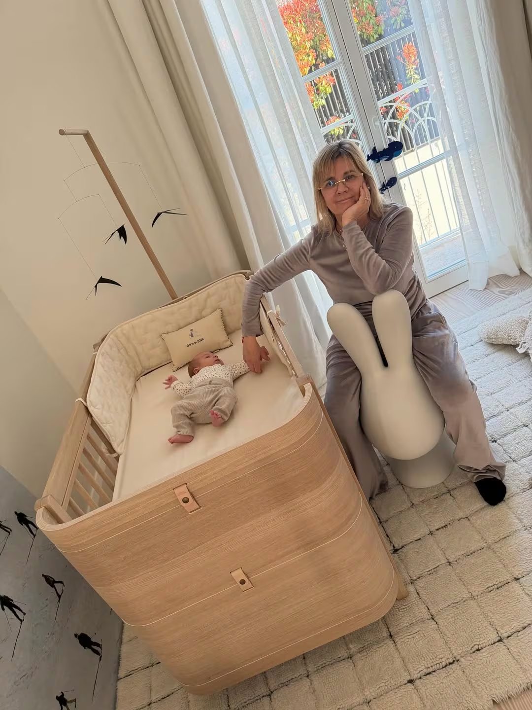 Esther, la madre de la actriz, acompañando a su nieto durante su tiempo en la cuna