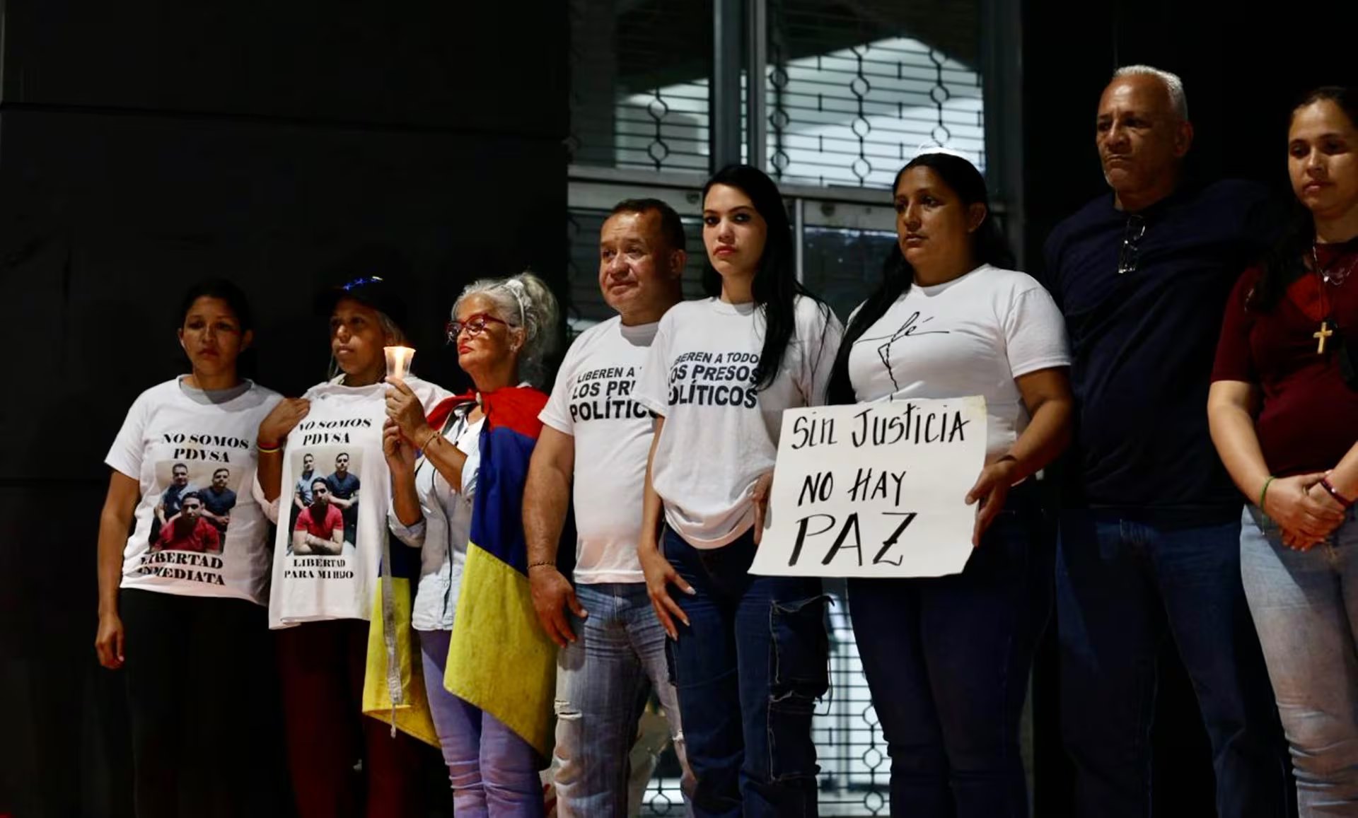 Familiares y activistas se manifiestan en Caracas exigiendo la liberación de presos políticos, como el coronel Juan Guevara, y justicia en Venezuela, portando pancartas y velas