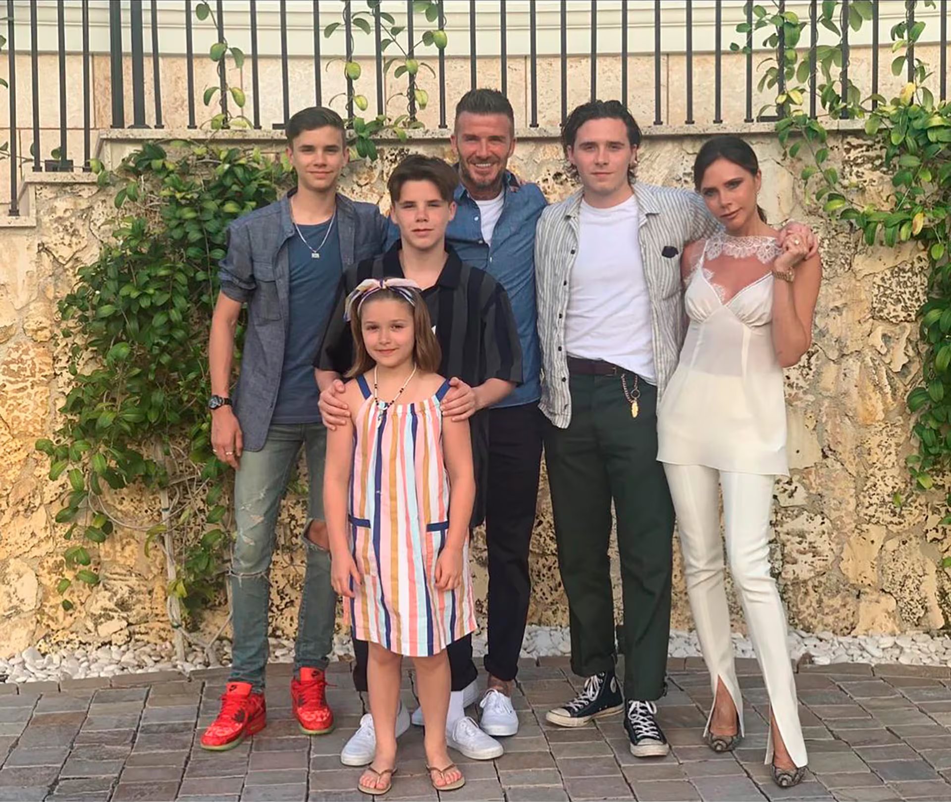 Victoria afirmó que su familia ha tenido que adaptarse a la exposición constante en los medios (Instragam/David Beckham)