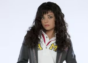 La actriz defiende su permanencia ligada a la telenovela como parte fundamental de su identidad profesional y artística. - (Foto: @<em>atrevteasonar</em>/ Instagram)» class=»aligncenter size-full» src=»https://kchcomunicacion.com/wp-content/uploads/2026/04/Violeta-Isfel-estalla-y-responde-a-criticas-por-vi-1.jpg» style=»width:100%; height:auto; margin-bottom: 20px;»/></p>
<p>Durante un reciente encuentro, la intérprete compartió una anécdota que ocurrió en un teatro y que la conmovió profundamente. Una niña de corta edad logró identificarla como <strong>Antonella</strong>, a pesar de que la menor no había nacido cuando la telenovela se emitía originalmente en televisión abierta.</p>
<blockquote><p>“¿Eres Antonella?… es que mi mamá después de la escuela me pone Vix y vemos Atrévete a soñar”</p></blockquote>
<p>Este suceso fue relatado con gran sentimiento por Isfel, quien subrayó cómo el proyecto se mantiene presente en el gusto de las <strong>nuevas generaciones</strong> gracias a la tecnología actual. Para ella, estos encuentros ratifican la trascendencia de su desempeño actoral y el impacto cultural que la obra mantiene vigente.</p>
<h3>Contestación contundente a sus detractores</h3>
<p><img decoding=