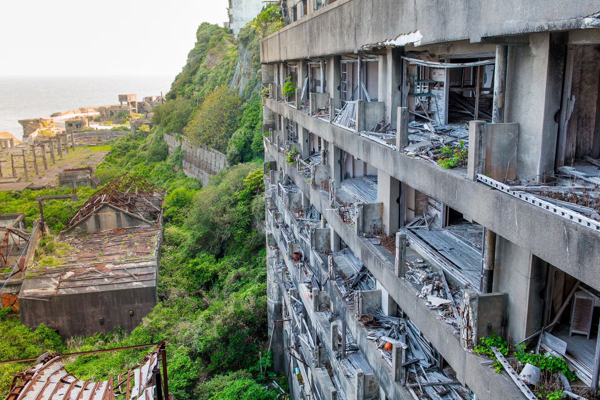 La historia de la isla Hashima está marcada por explotación laboral, muertes, condiciones infrahumanas y trabajo forzado en sus minas de carbón. Durante la Segunda Guerra Mundial, la isla fue convertida en campo de trabajo forzado con prisioneros chinos y coreanos
