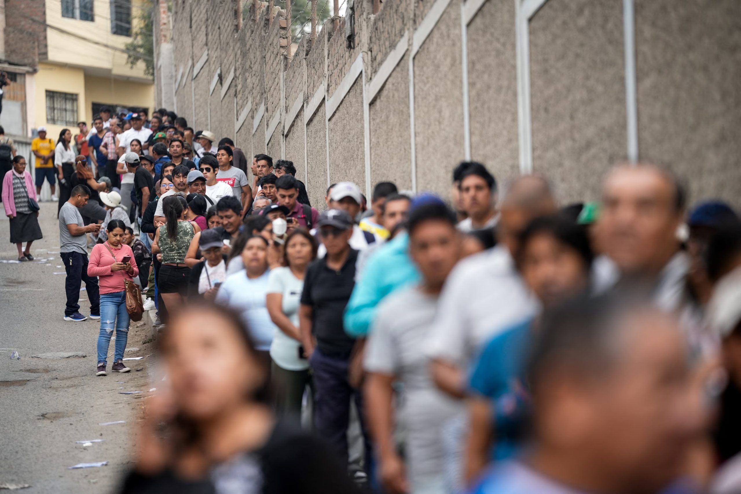 Los votos rurales y el “Perú profundo” volvieron a ser decisivos en la definición de los finalistas presidenciales (Reuters)
