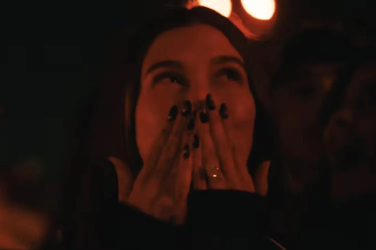 JHailey Bieber mandó un beso a Justin Bieber desde el público cuando la mencionó. (Captura de video)