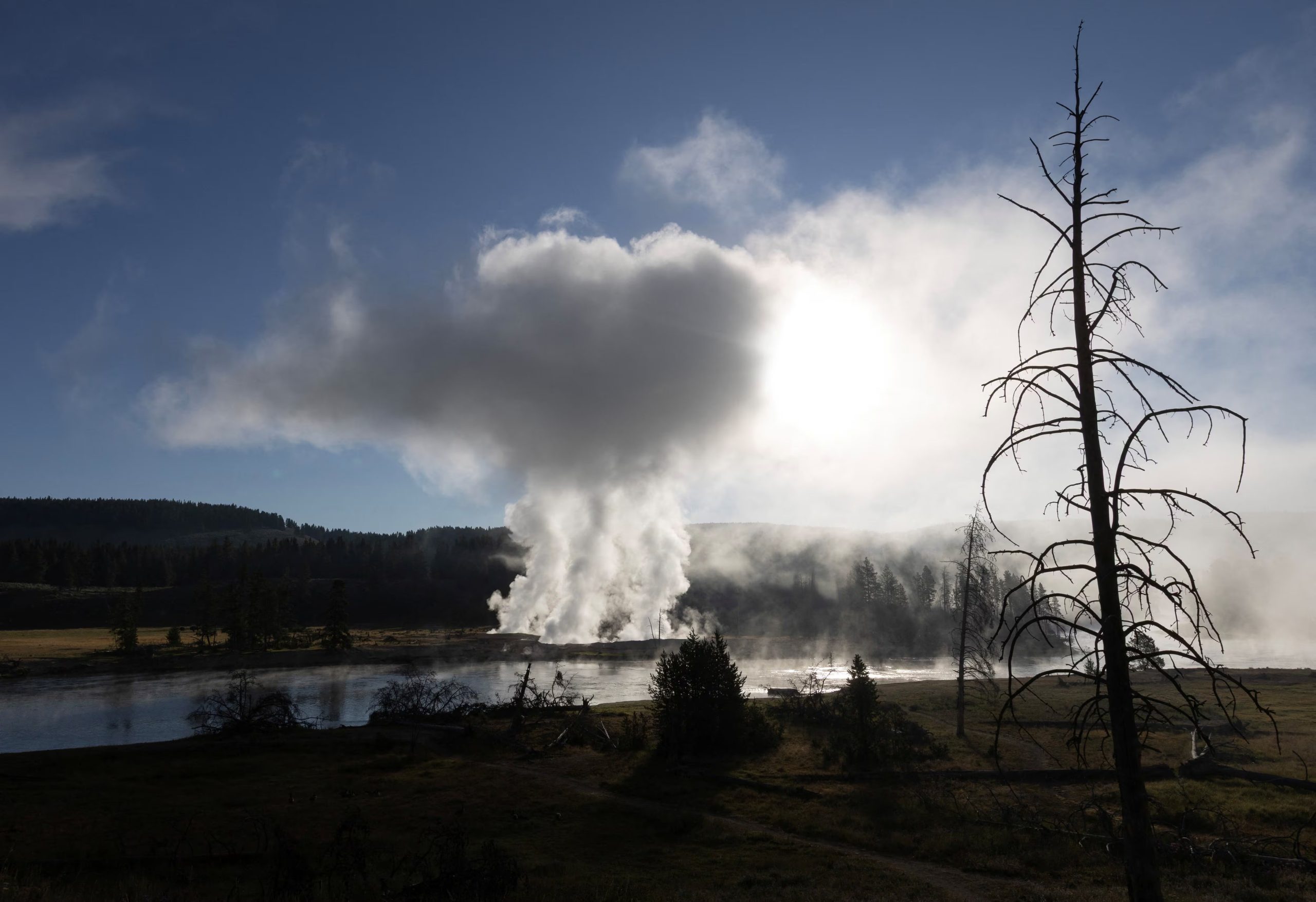 Eventos volcánicos menores, como explosiones hidrotermales y deformación de la superficie, son más probables y presentan riesgos localizados dentro del parque de Yellowstone
REUTERS/Nuri Vallbona