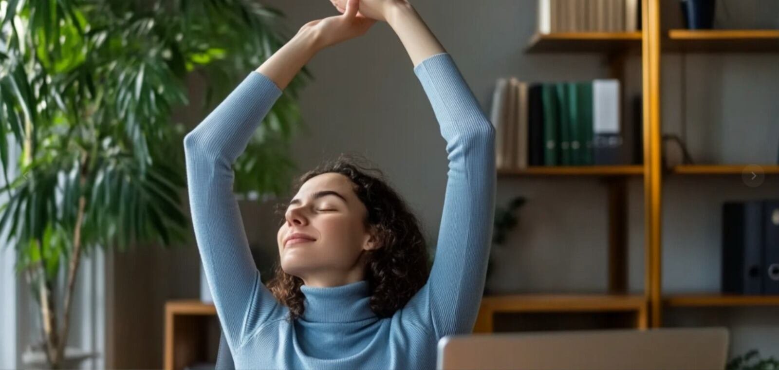 La rutina de yoga en silla creada por Guest-Jelley permite realizar ejercicios de baja intensidad en solo 10 minutos (Imagen Ilustrativa Infobae)