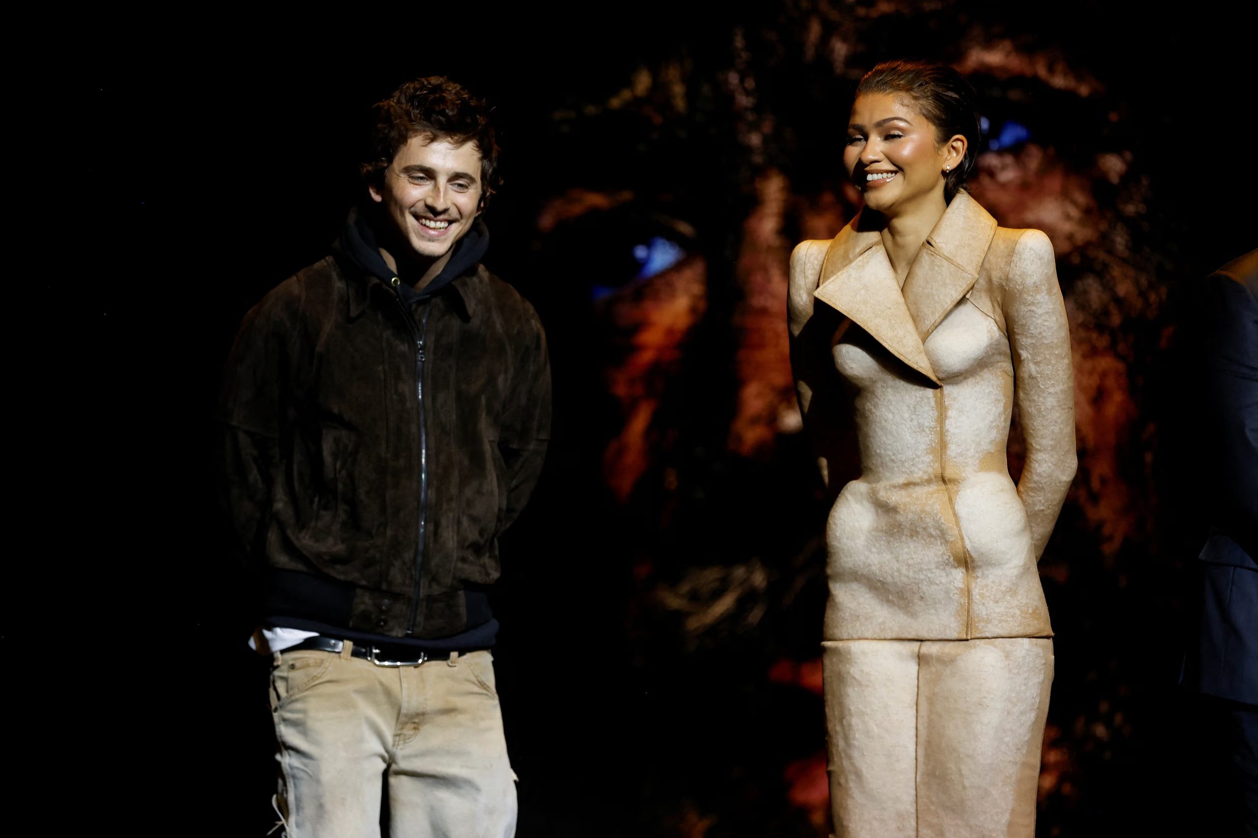 Zendaya y Timothée Chalamet consolidan su estatus como dupla icónica de la moda, sorprendiendo en cada evento (REUTERS/Caroline Brehman)