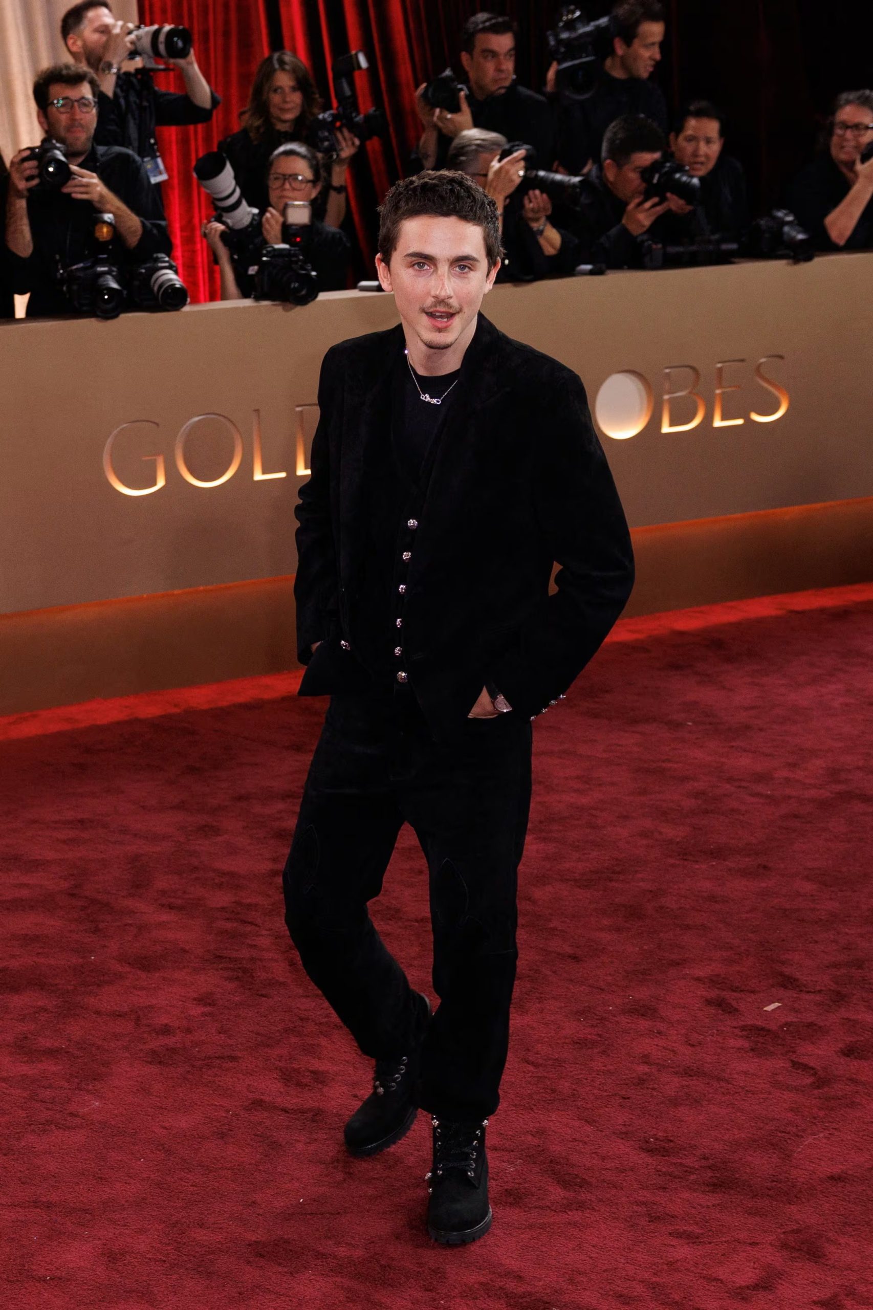 El total black de terciopelo, con chaqueta, pantalón y chaleco, junto a botas y detalles metálicos, consolidó el carácter sofisticado de Timothée Chalamet en eventos formales (REUTERS/Mike Blake)