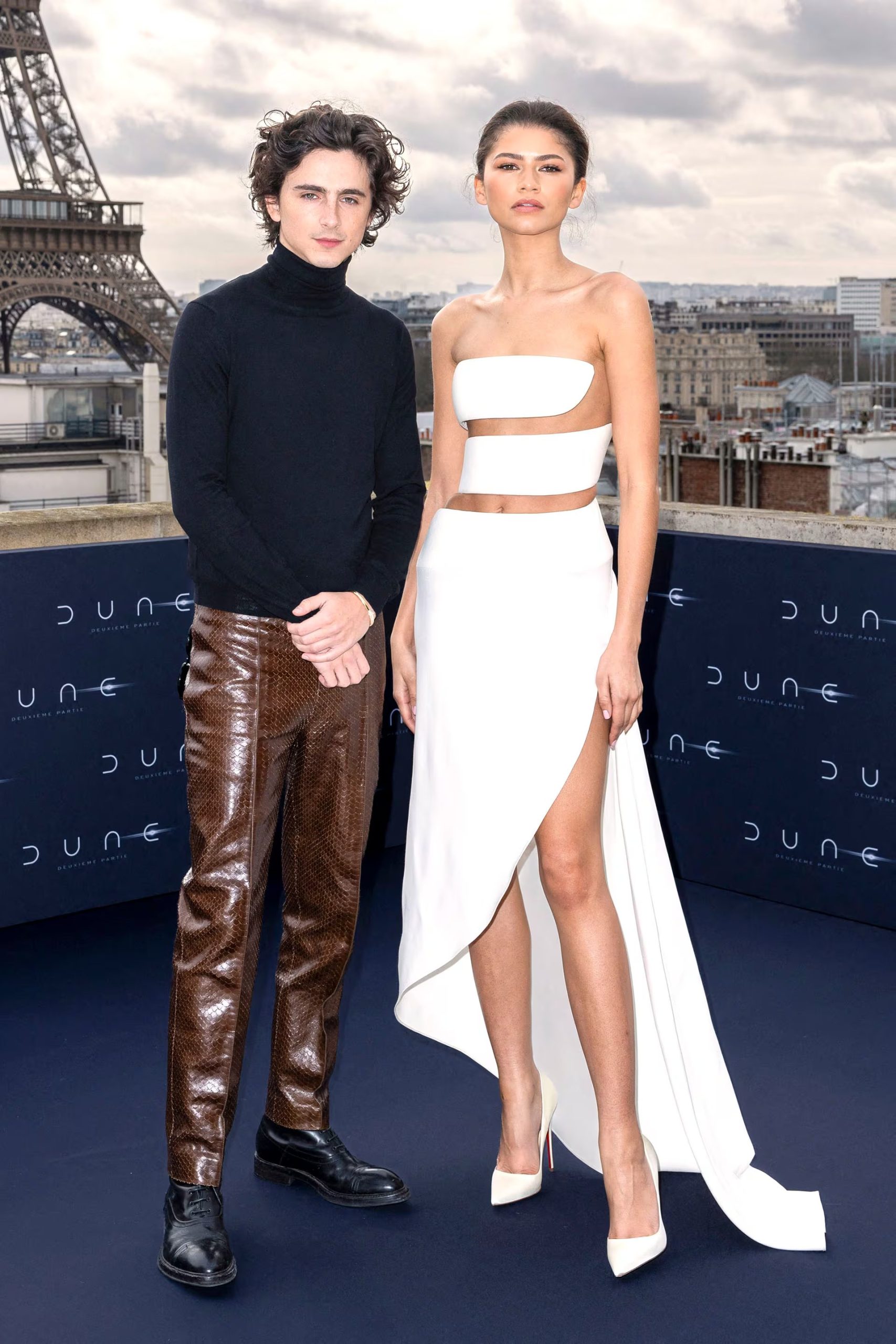 La dupla formada por Zendaya y Timothée Chalamet posó frente a la Torre Eiffel mostrando el contraste entre el minimalismo futurista de ella y la sofisticación retro de él, unidos por una armonía cromática impecable (Best Image/The Grosby Group)